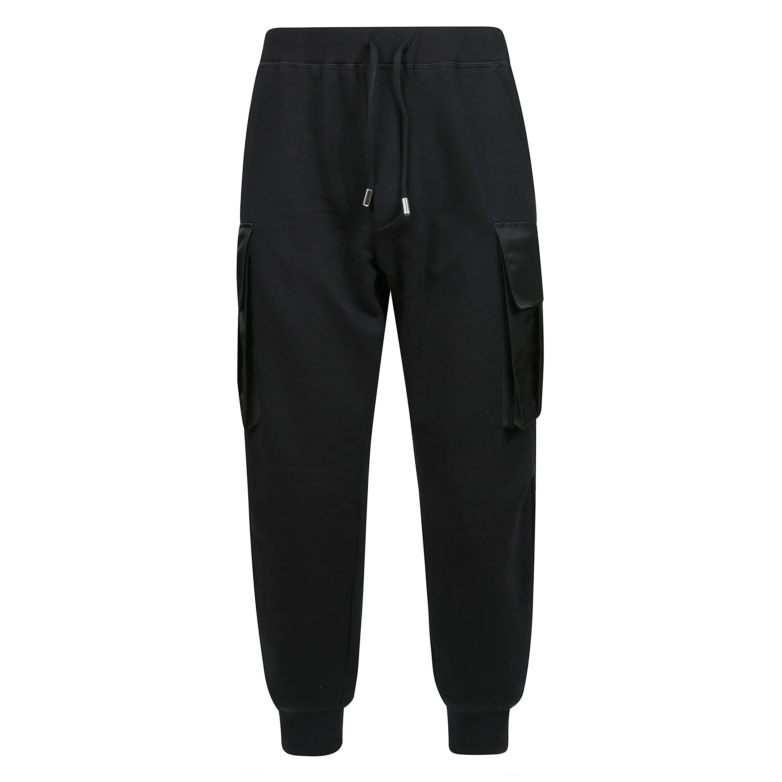 Questi pantaloni jogging uniscono comfort casual e attitudine utility. il modello è realizzato in cotone soffice con coulisse al punto vita per la massima praticità . si caratterizza per le maxi tasche in nylon tono su tono dâispirazione cargo e lâic