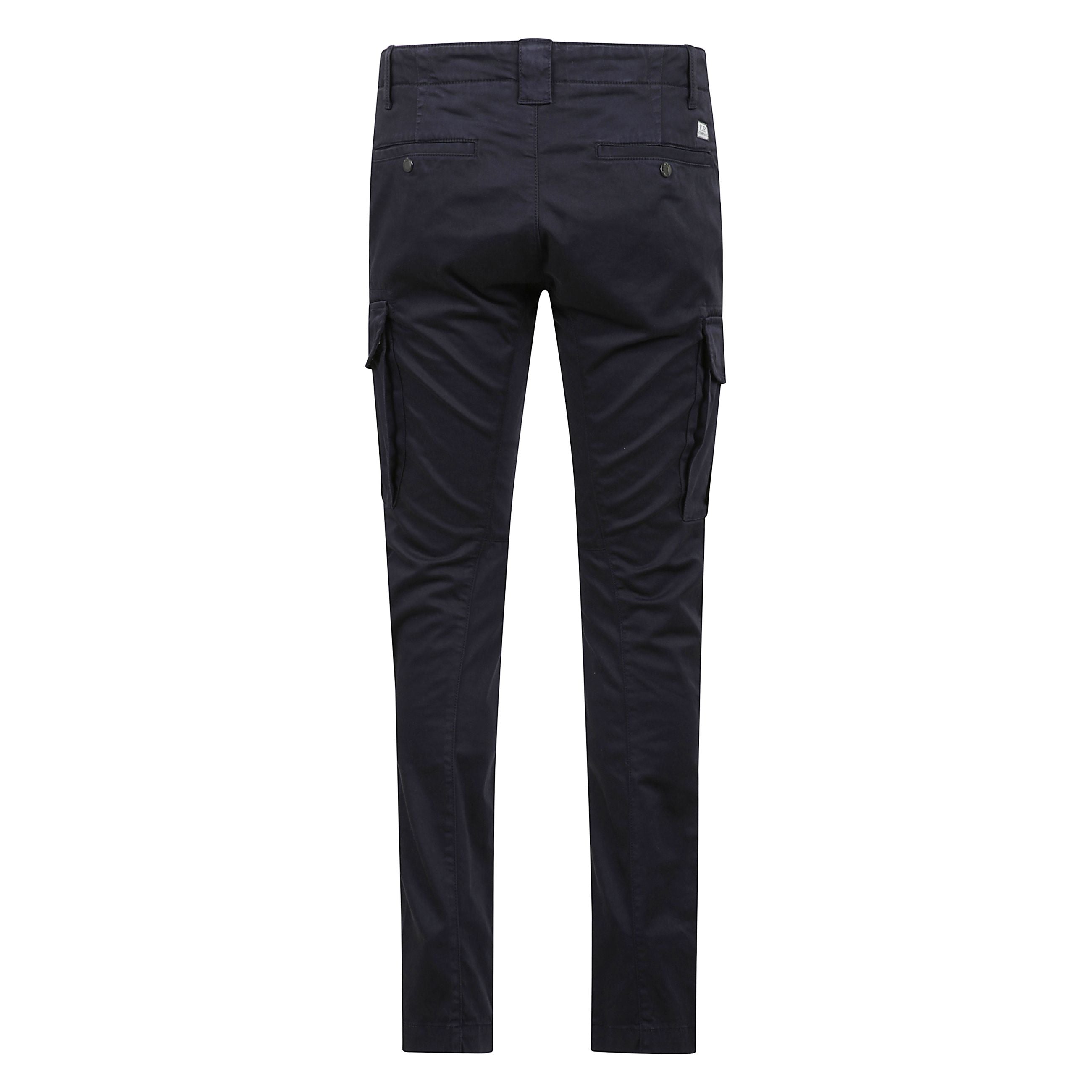 Pantaloni cargo realizzati in raso di cotone stretch smerigliato, tinti in capo, e vestibilità ergonomica. la vita è regolabile con coulisse, con chiusura a bottone e zip, e passanti per la cintura. sono dotati di tasche laterali, cargo con patta e bott