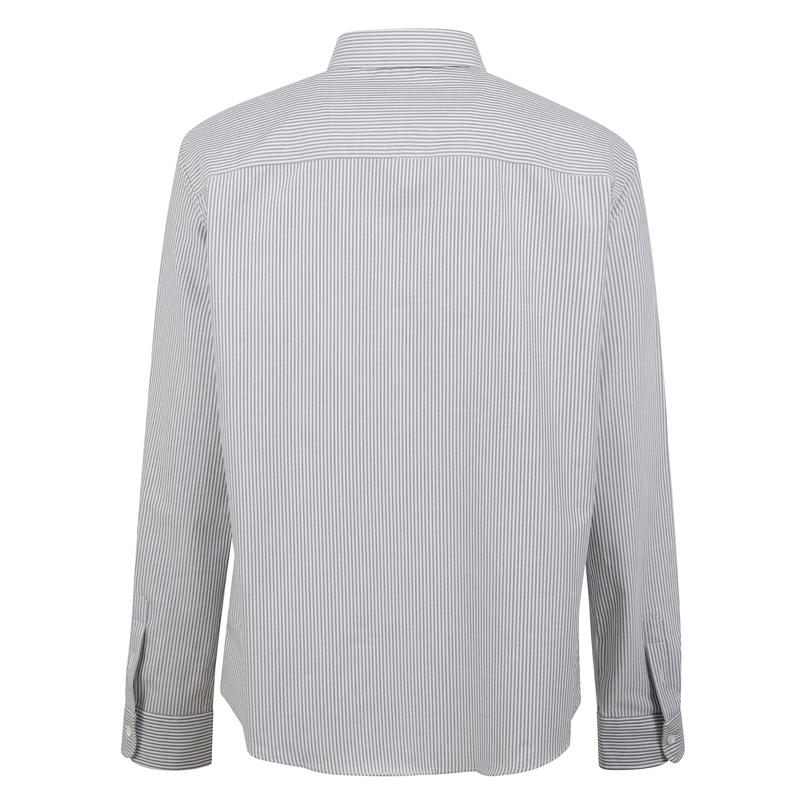 Camicia in cotone bianco con motivo a righe sottili, per un’eleganza fresca e senza tempo. il design presenta colletto button-down, maniche lunghe con polsini abbottonati e orlo arrotondato, per una vestibilità classica ma rilassata. sul petto il logo