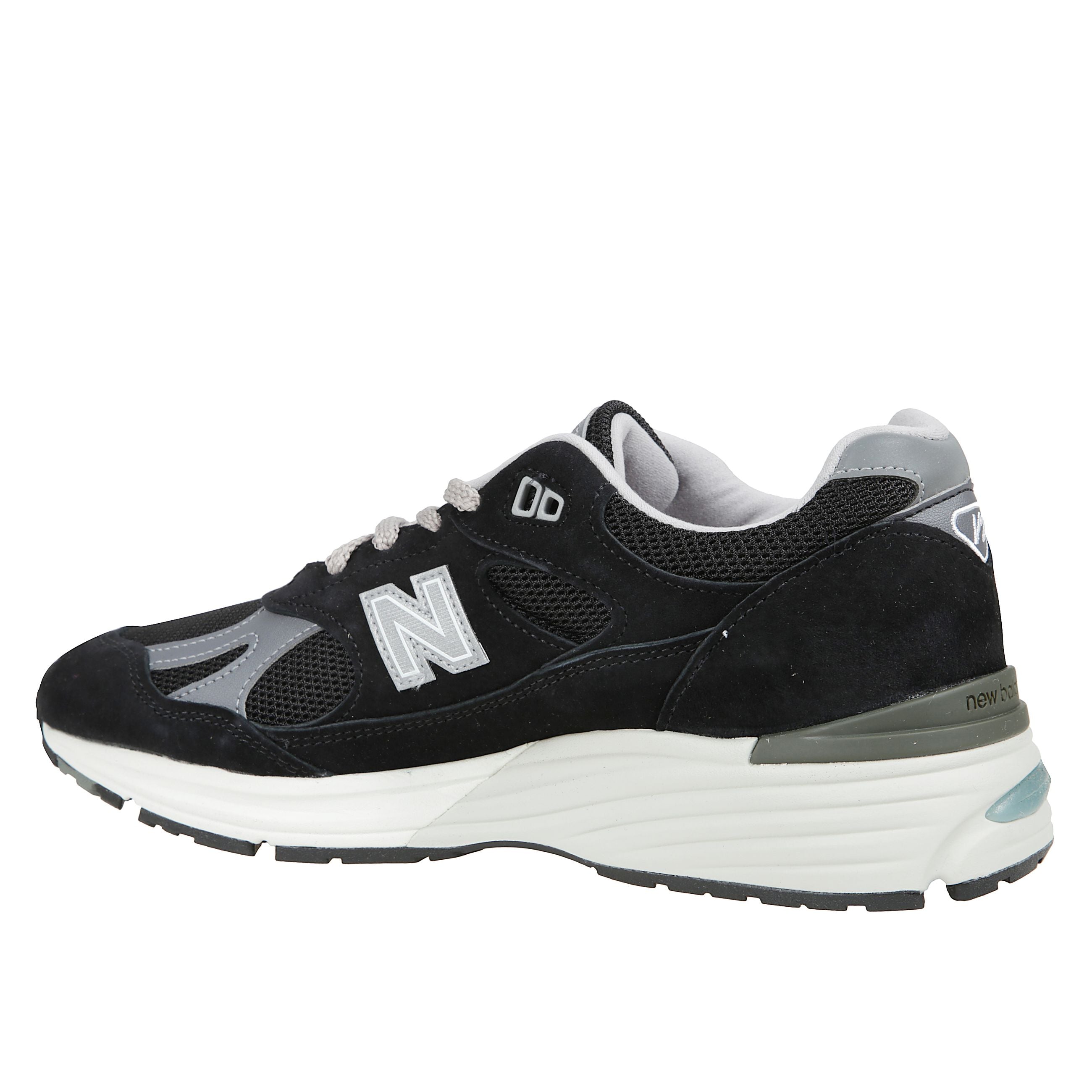 Sneakers con tomaia in pelle e materiale sintetica, allacciatura frontale, dettagli logo e suola in gomma