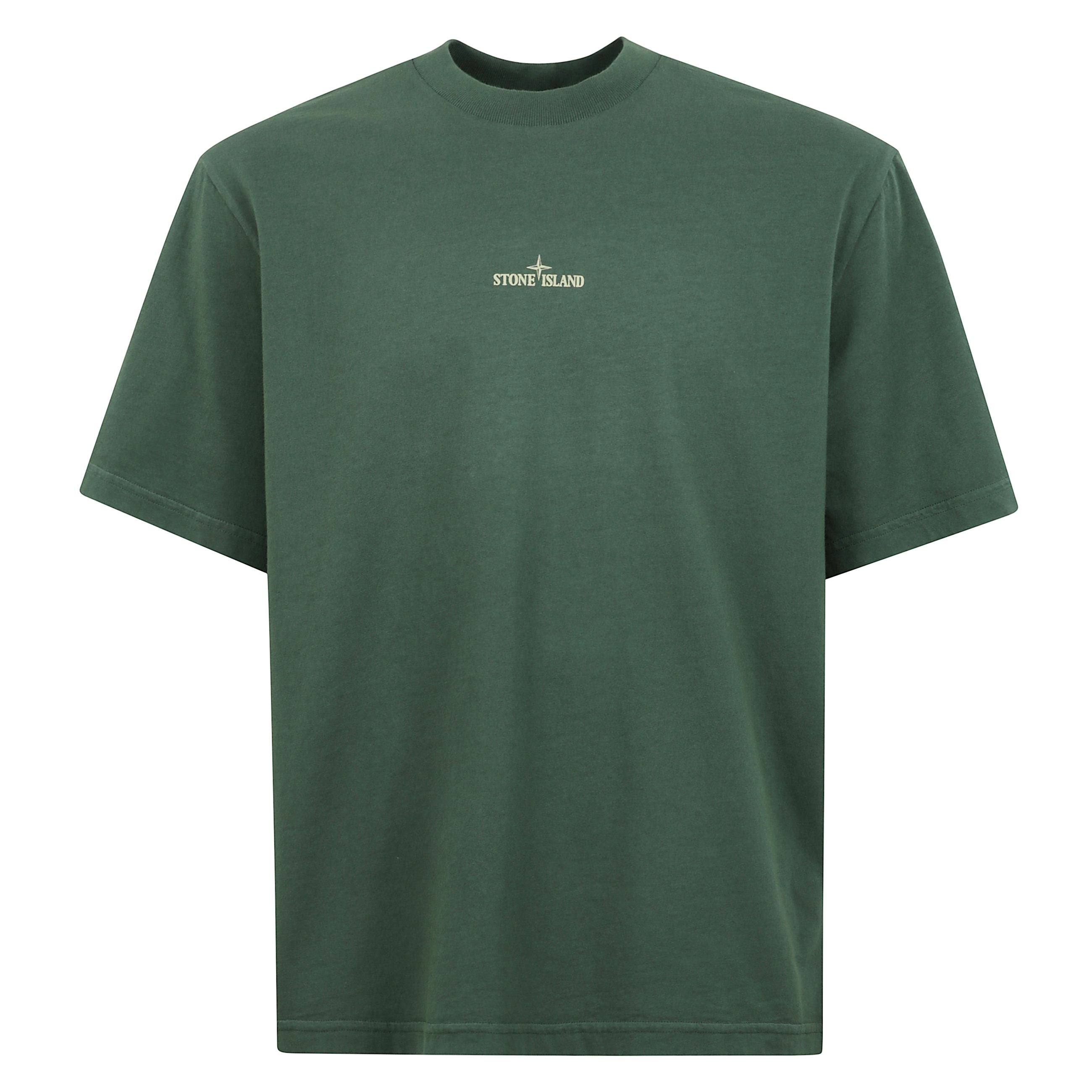 T-shirt stone island in cotone, con collo a coste e maniche corte. vestibilità regolare e design minimalista. un capo essenziale per uno stile contemporaneo e autentico.