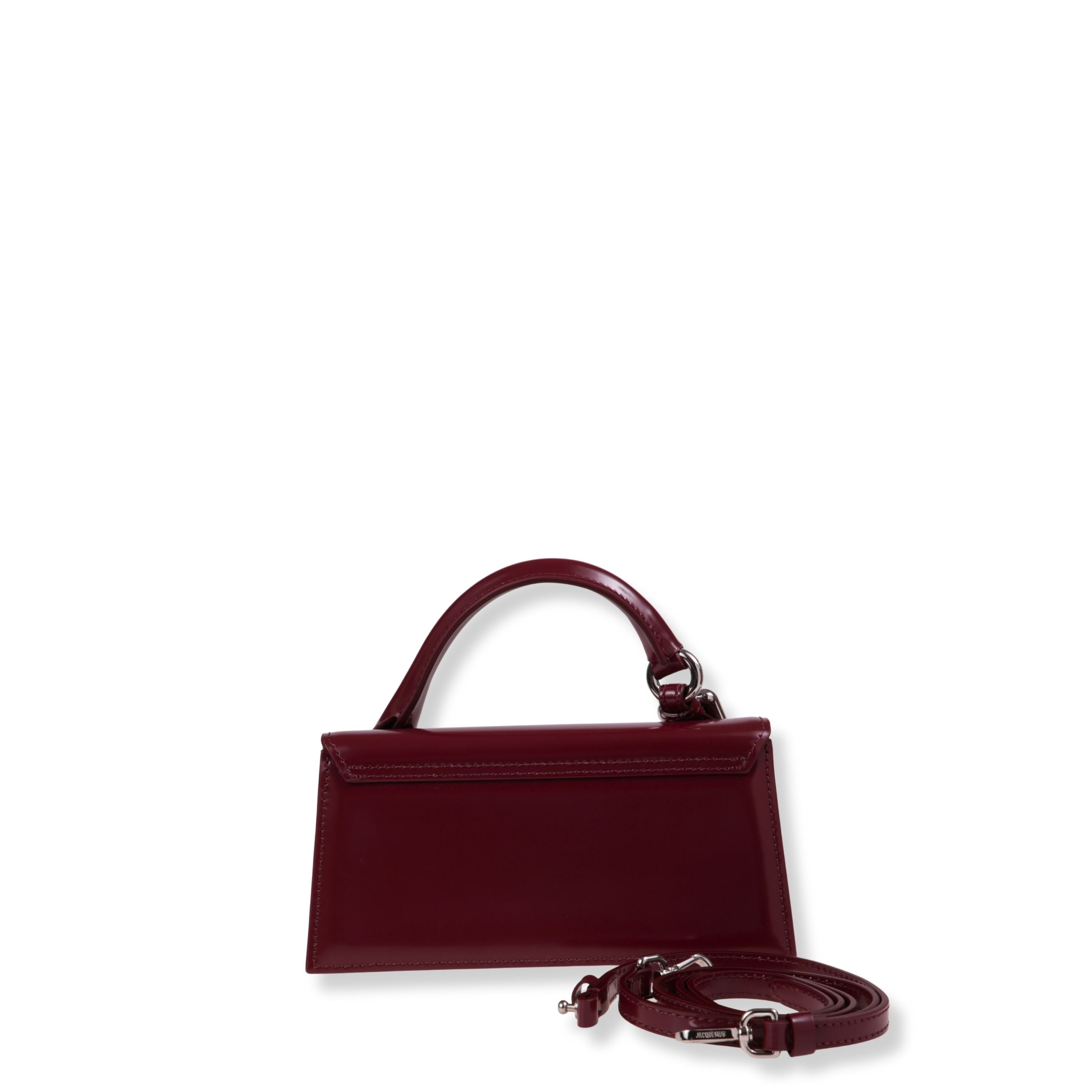 Le chiquito long boucle jacquemus. design in pelle lucida con chiusura con patta frontale. manico ad arco superiore con fibbia metallica decorativa. dotata di tracolla regolabile rimovibile.