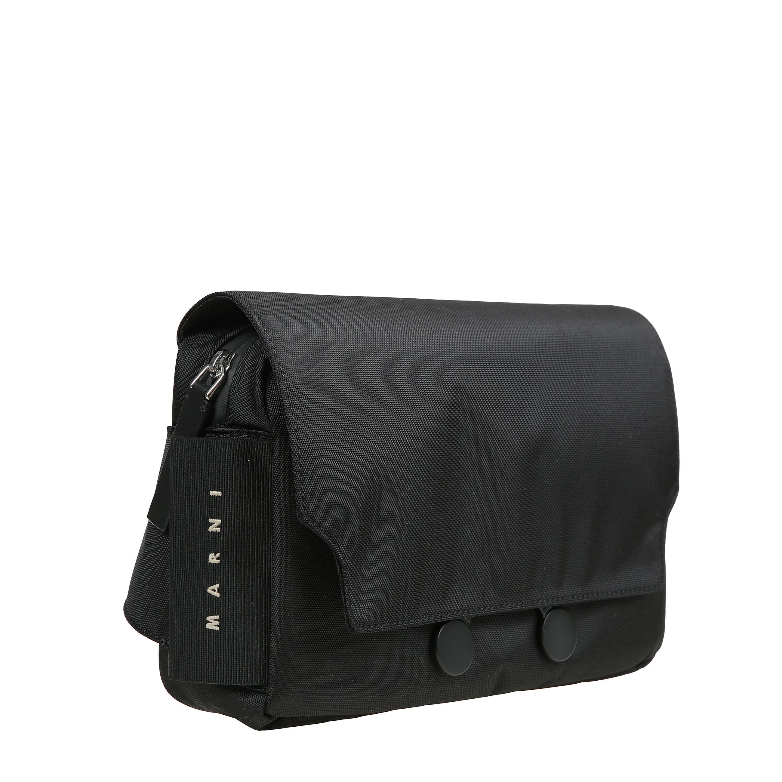 Marsupio cityscape, impermeabile e molto resistente. patta frontale con chiusura magnetica in metallo satinato e scritta marni incisa. tasca piatta esterna sul retro. cintura regolabile e scomparto centrale chiuso con zip. maxi etichetta laterale con logo