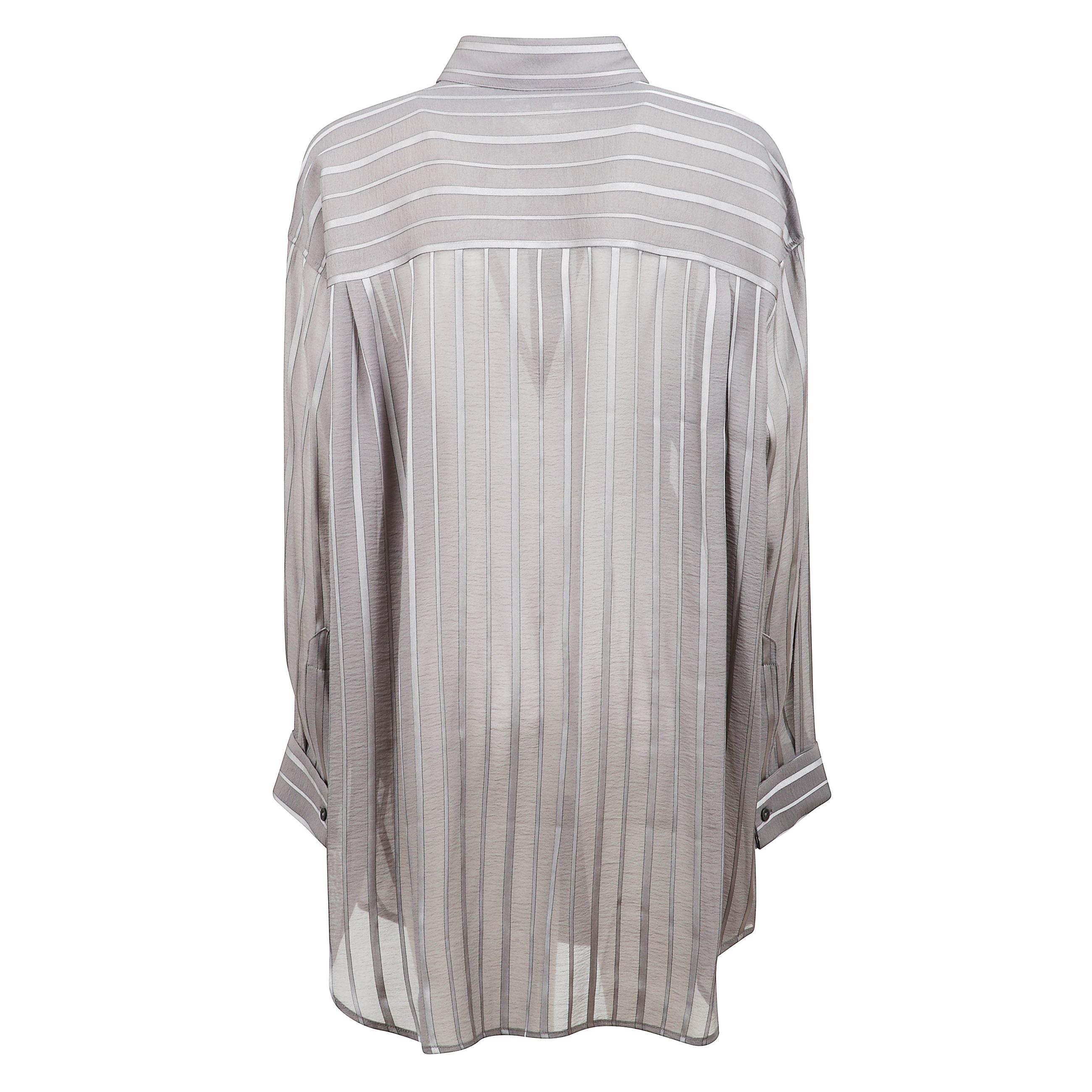 Camicia a righe, chiusura frontale con abbottonatura e polsini con bottone.
questo articolo è realizzato almeno per il 50% con materiali riciclati