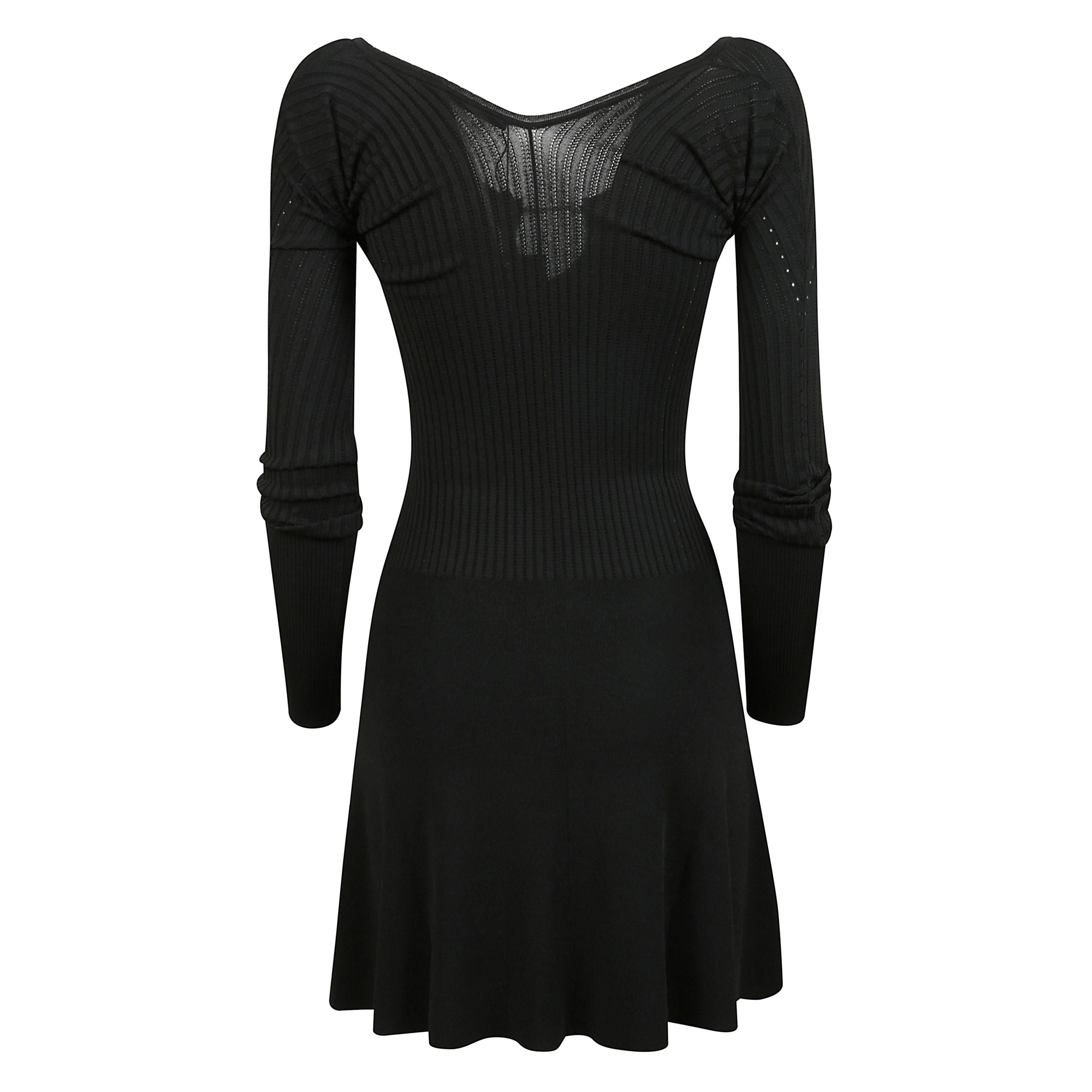 Abito con apertura sul petto e vestibilità aderente.