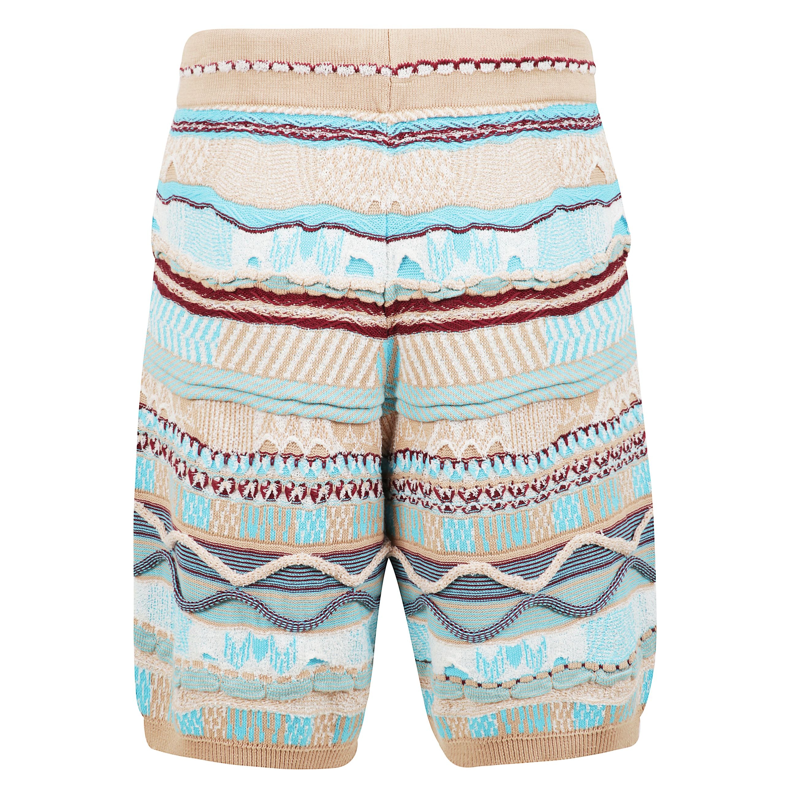 Bermuda in filato di cotone con iconico motivo jacquard multifilo, presenta una tasca monofiletto in cucitura e vita alta con coulisse regolabile.