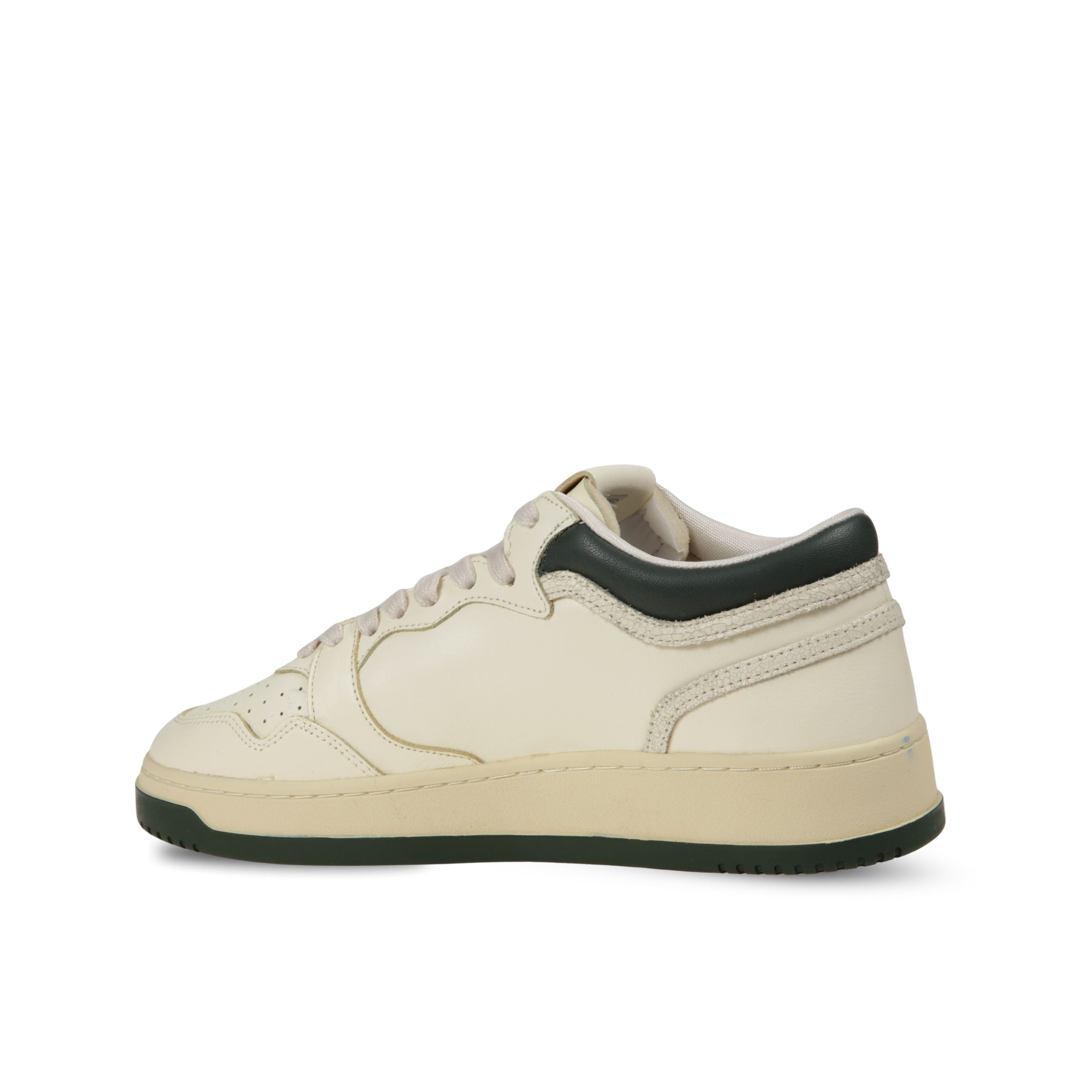 Sneakers autry med-way. modello in pelle con microfori sul davanti ed inserti in pelle a contrasto su suola e talloncino.