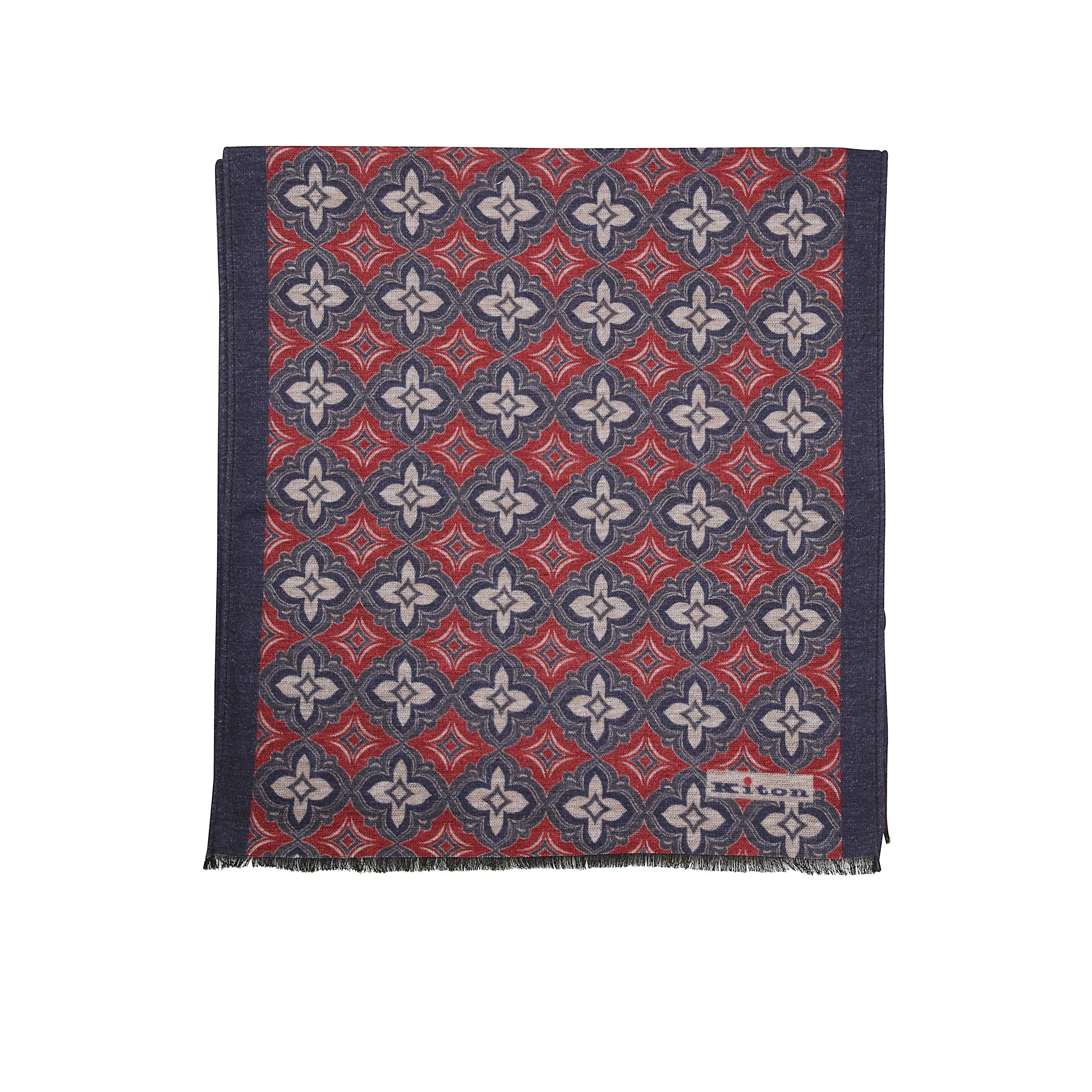 Sciarpa in cashmere con sfondo blu e tema geometrico astratto con colorazioni blu, rosso e giallo. logo con firma kiton ricamato sul fronte.