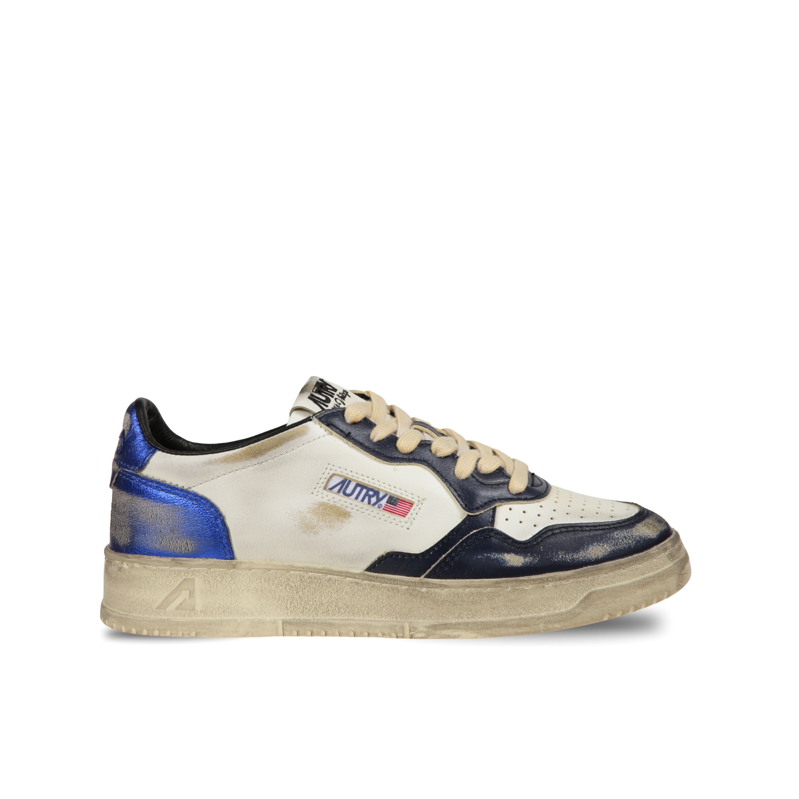 Sneakers autry medalist low super. struttura in pelle effetto vintage con inserti in pelle color blu ed azzurro. talloncino coordinato con il tallone.