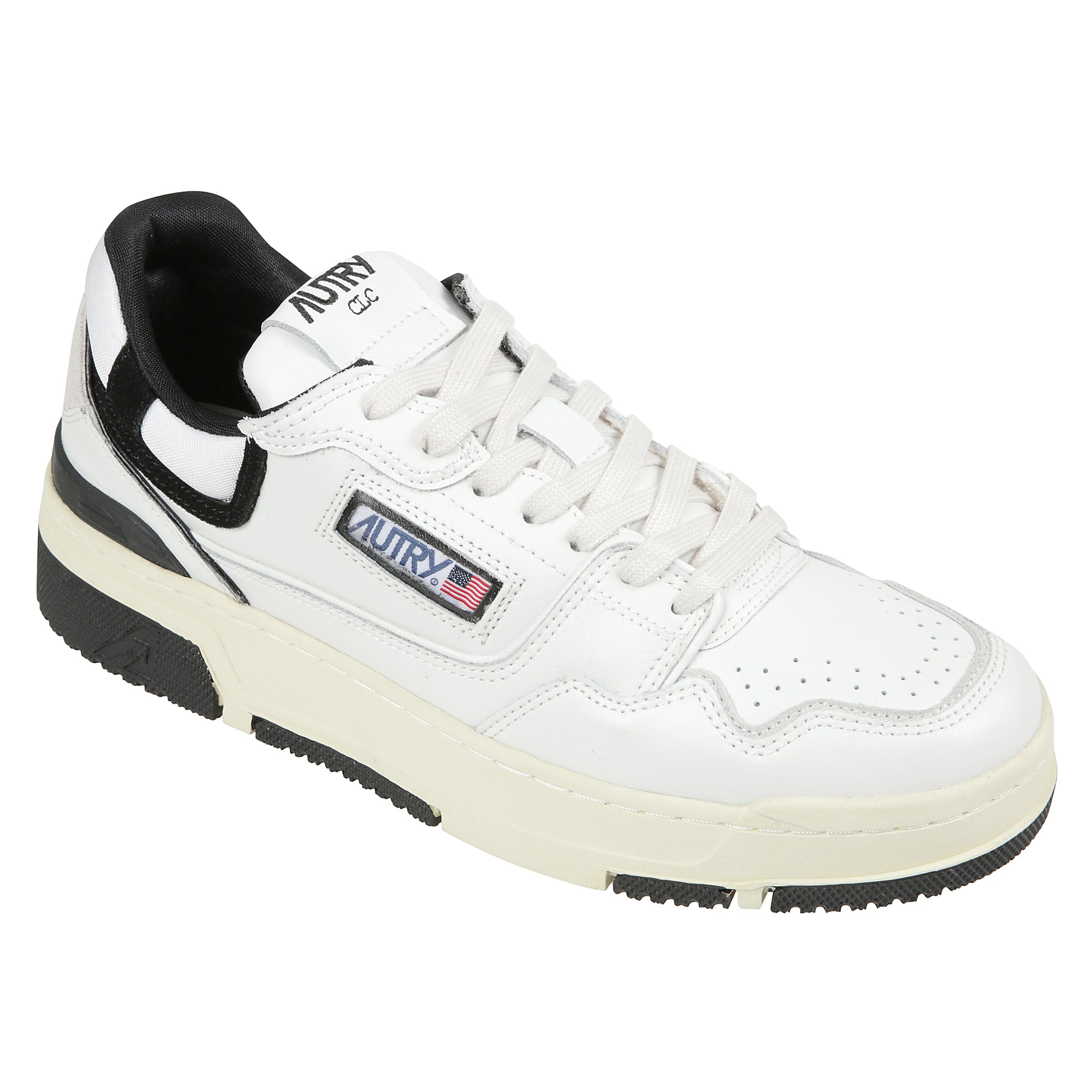 Rivisitazione dai volumi extra della classica medalist, la sneakers clc è l'acronimo di counter-lock-cord, il rinforzo alla caviglia tipico delle scarpe da basket.
questo modello da uomo è realizzato in pelle bianca con dettagli in suede nera, si caratt