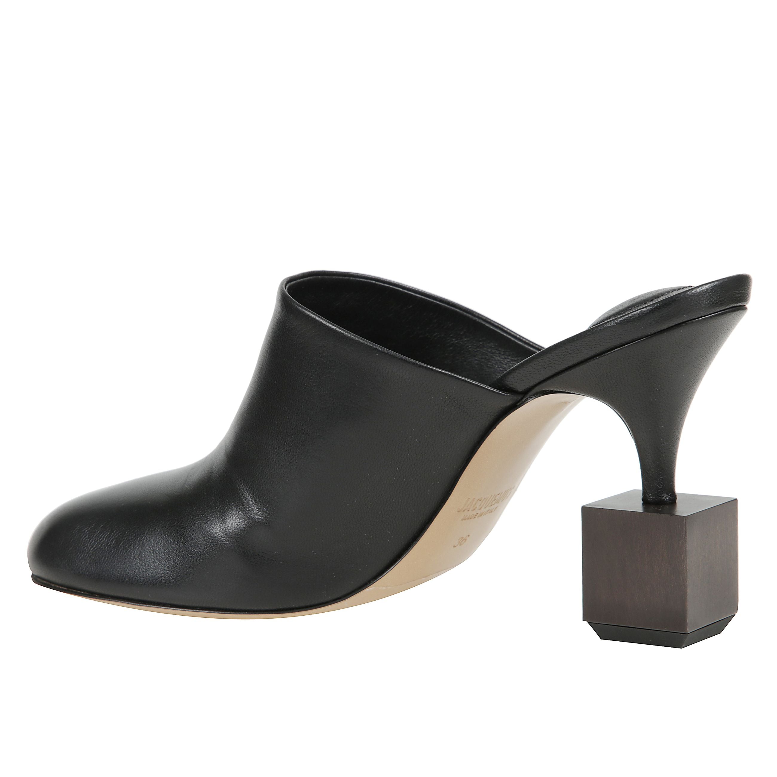 Mule bisou in pelle liscia con tacco geometrico e suola in cuoio