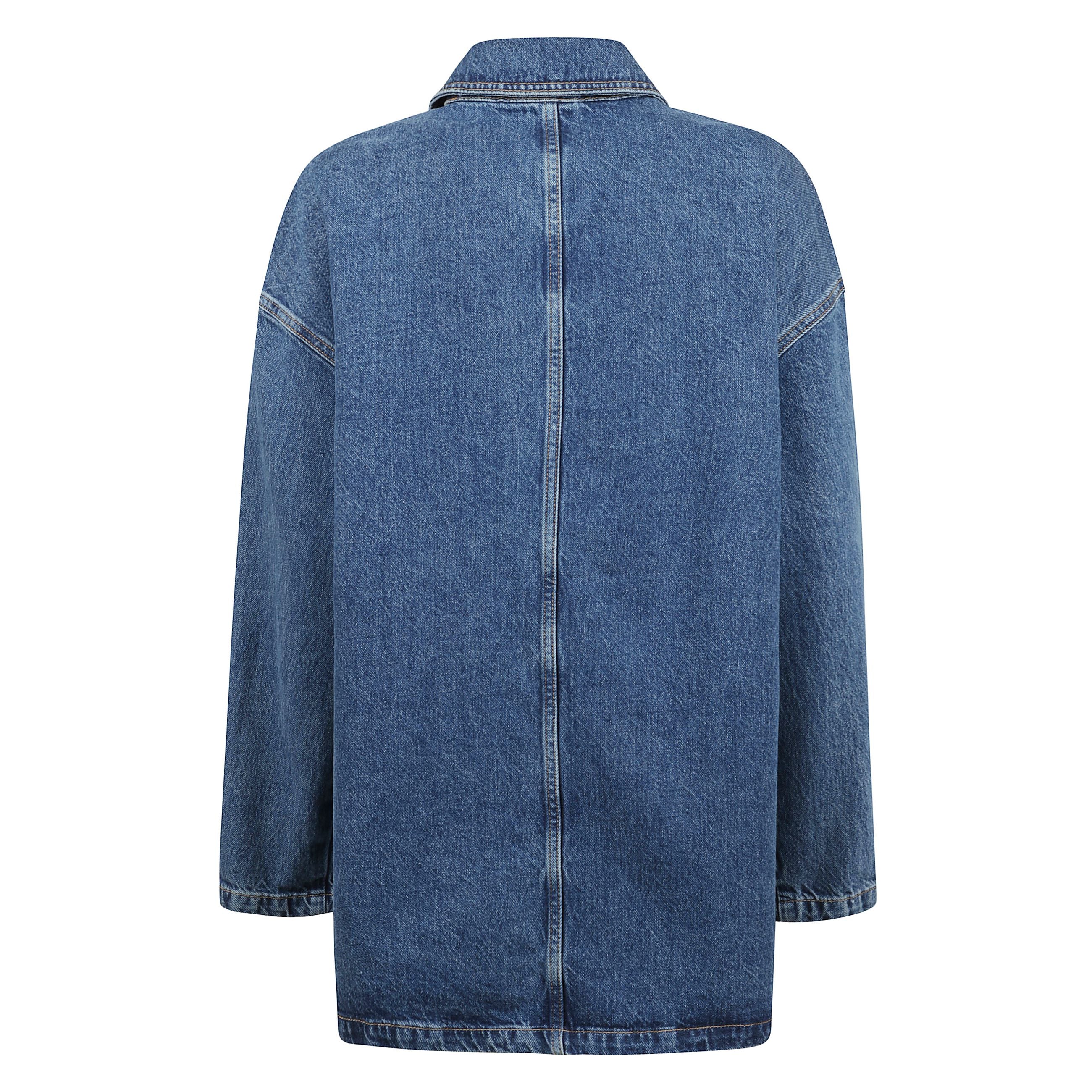 Giacca oversize in denim di cotone non elasticizzato, design ispirato allo stile utility con dettagli distintivi. silhouette moderna definita da maniche scese, spacchi laterali e tasche applicate, con i bottoni color ottone con monogramma che aggiungono u