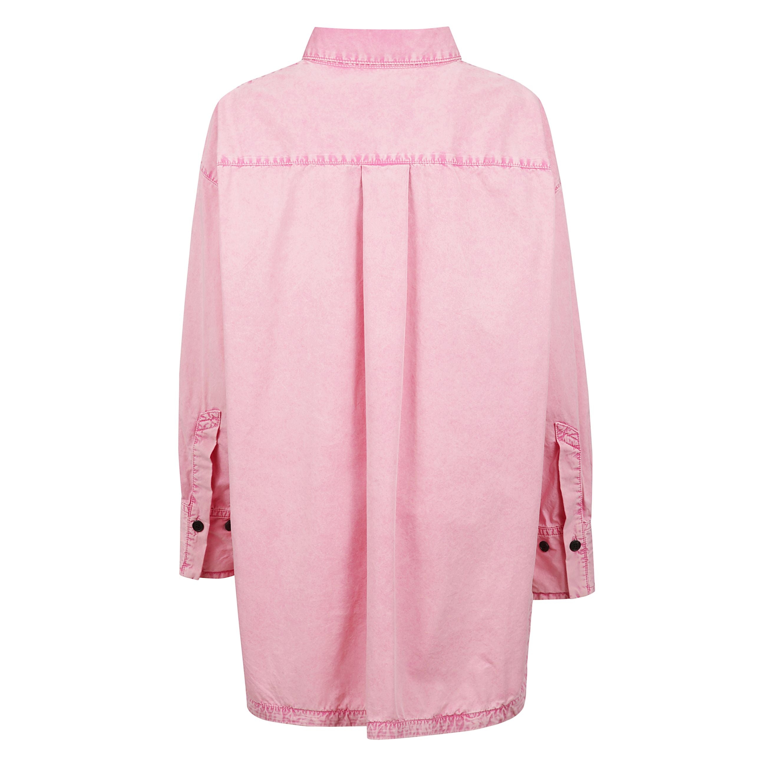 L'iconica estetica di the attico si esprime in questa camicia oversize dal carattere audace e sofisticato. realizzata in cotone di alta qualità , si distingue per la sua finitura effetto delavé, che le conferisce un'allure vissuta e contemporanea. la ves