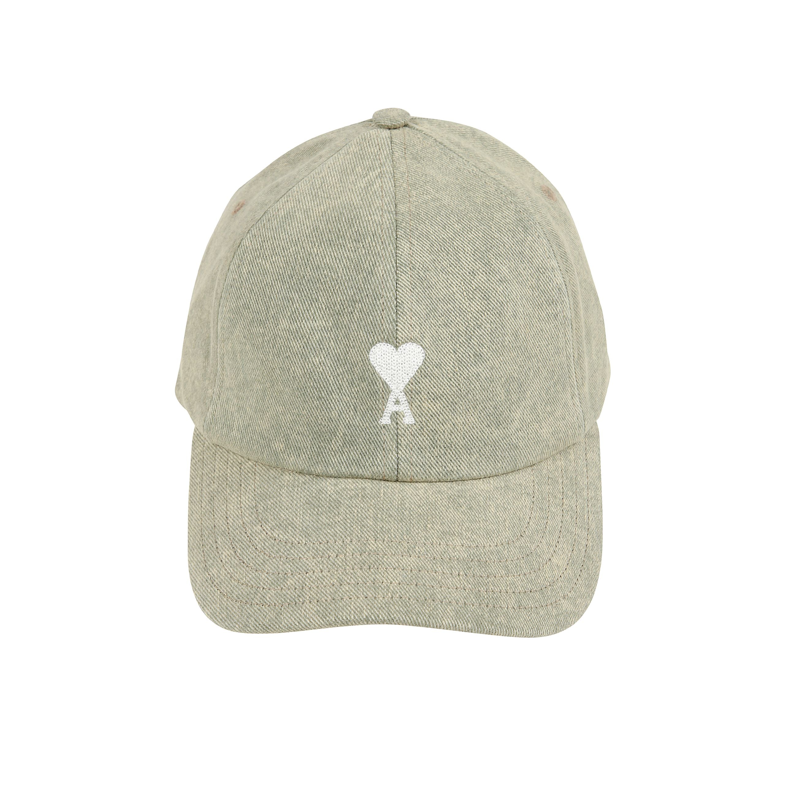 Cappellino realizzato in twill di cotone délavé per un effetto vissuto e raffinato. il design è impreziosito dal ricamo a catenella "ami de coeur" in tonalità off-white sul davanti, dettaglio distintivo del brand. dotato di fodera in cotone, occhielli