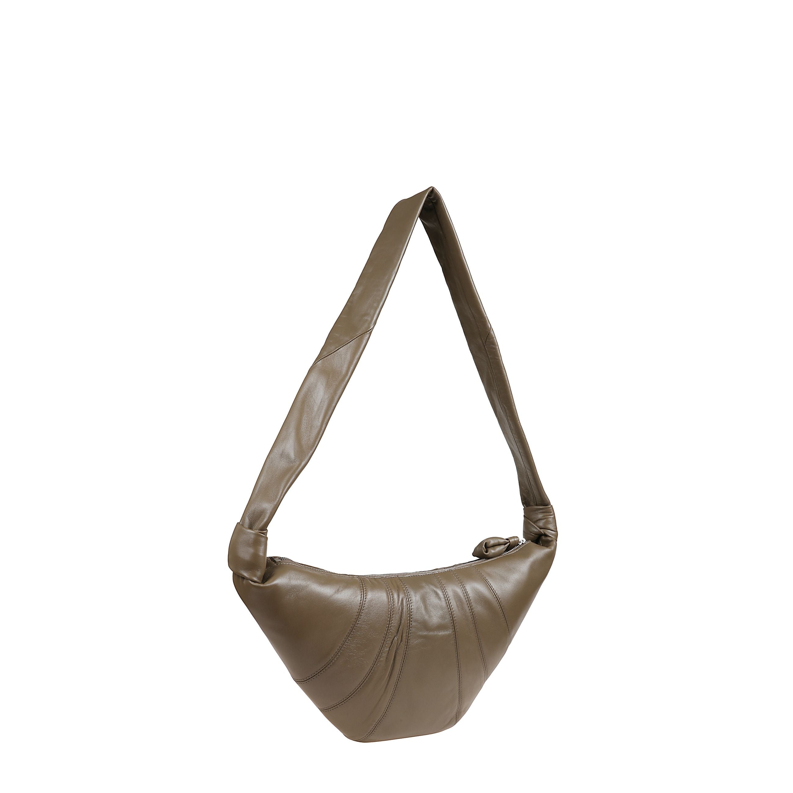 Borsa croissant in pelle con pannelli cuciti e tracolla decorata da dettagli a nodo. presenta tiretto trapuntato, scomparto principale con chiusura zip e tasca aperta interna.