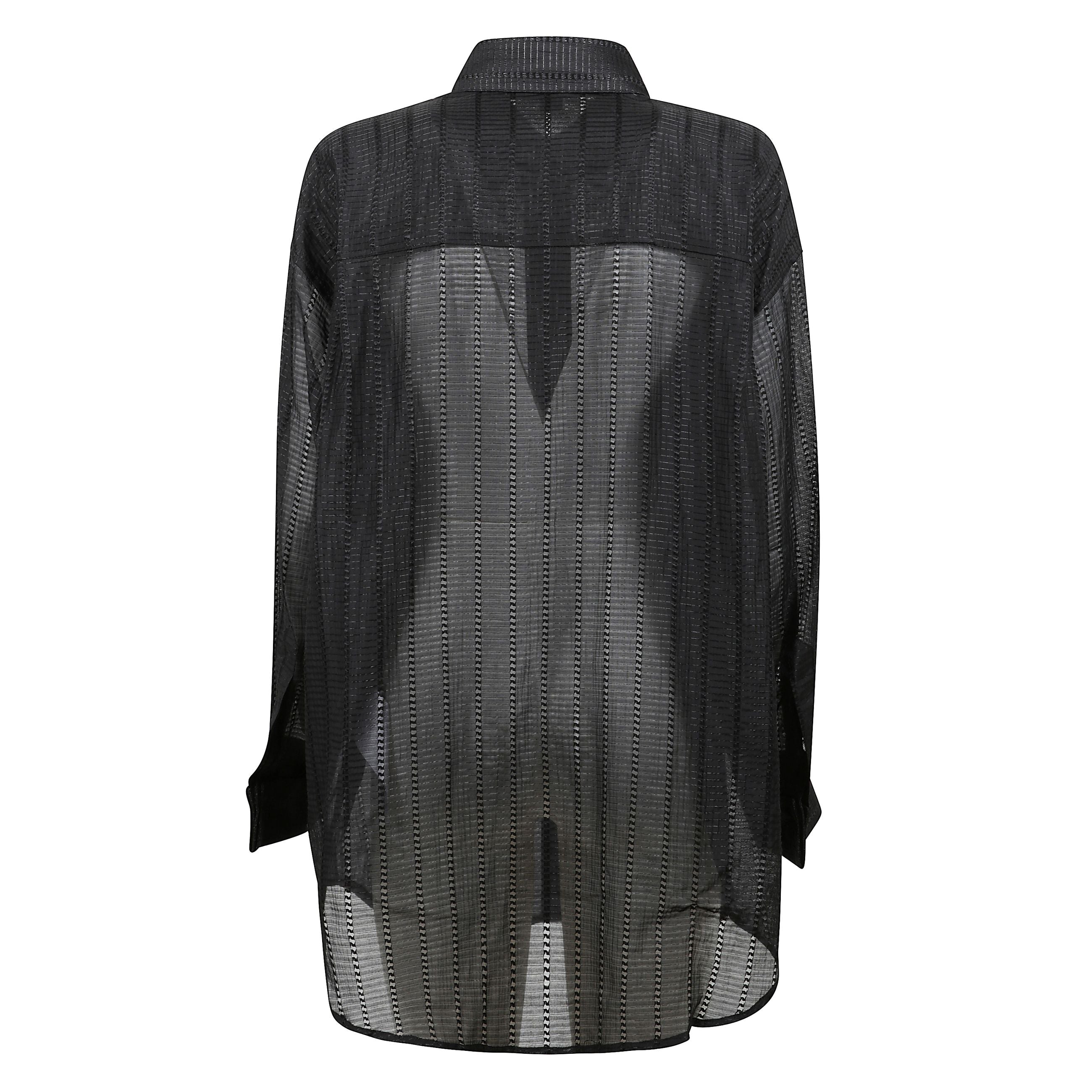 Camicia traforata semi-trasprente, chiusura frontale con abbottonatura e polsini con abbottonatura