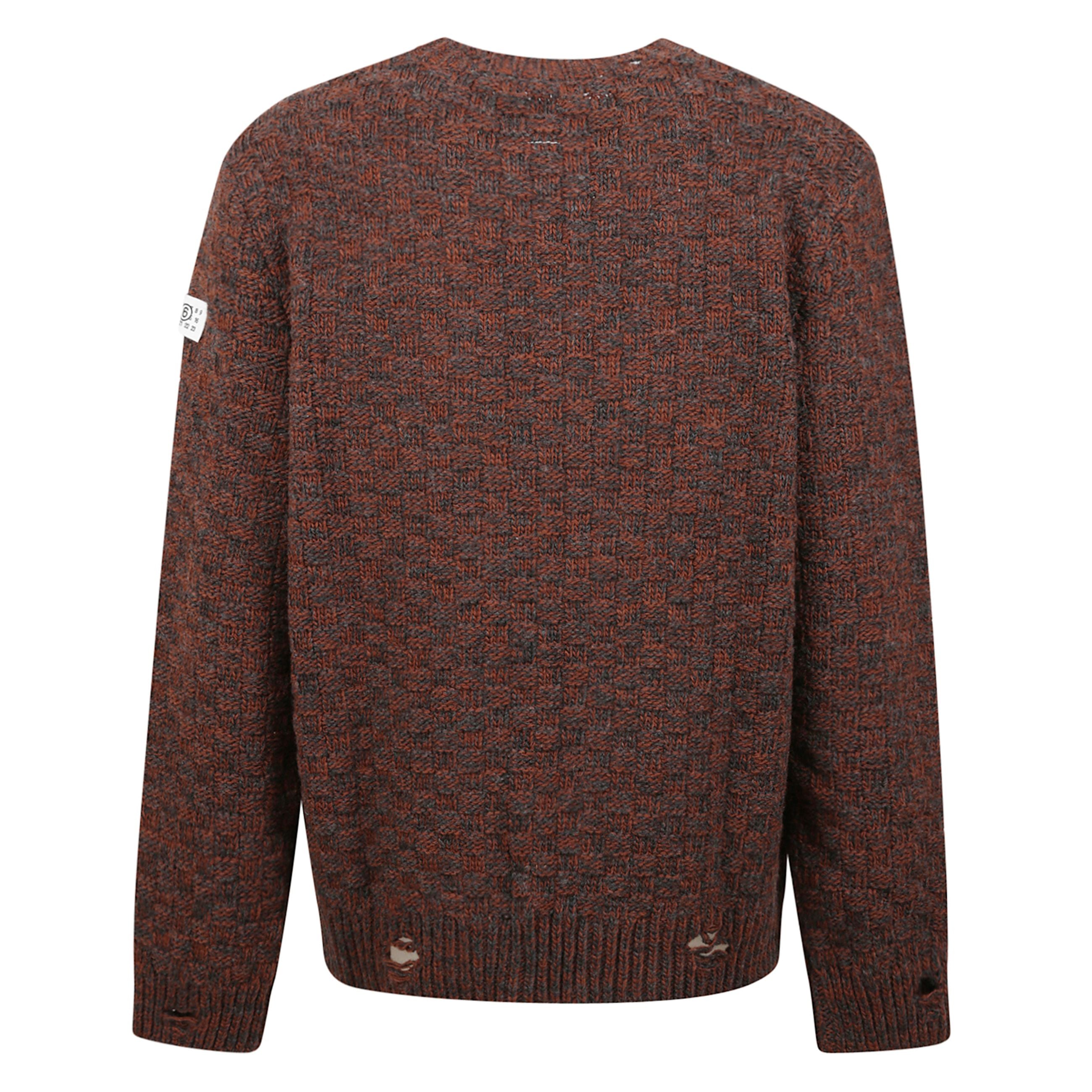 Maglione a maniche lunghe con girocollo rotondo classico. taglio ampio e spalle abbassate. orlo e polsini elasticizzati con abrasioni decorative.