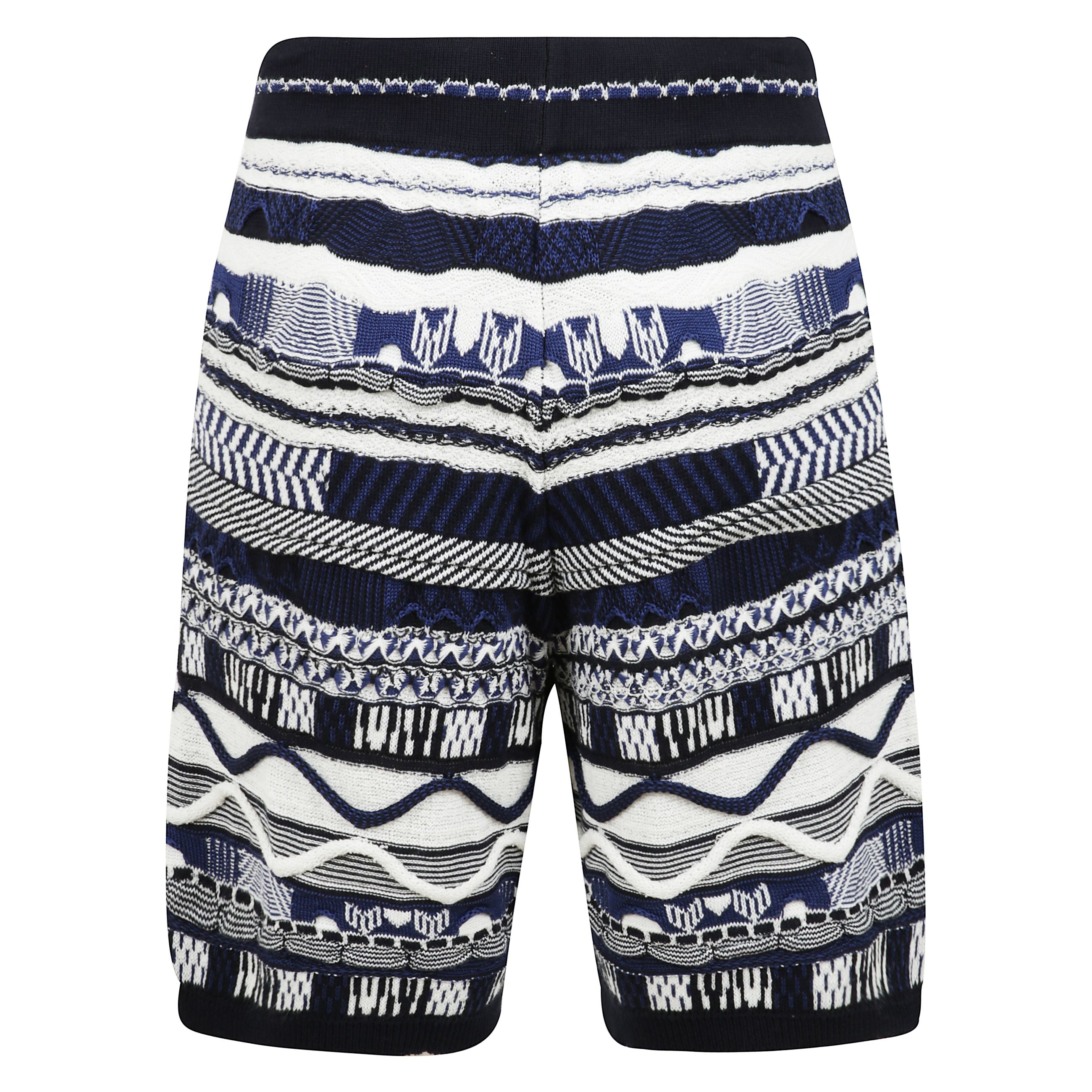 Bermuda in filato di cotone con iconico motivo jacquard multifilo, presenta una tasca monofiletto in cucitura e vita alta con coulisse regolabile.