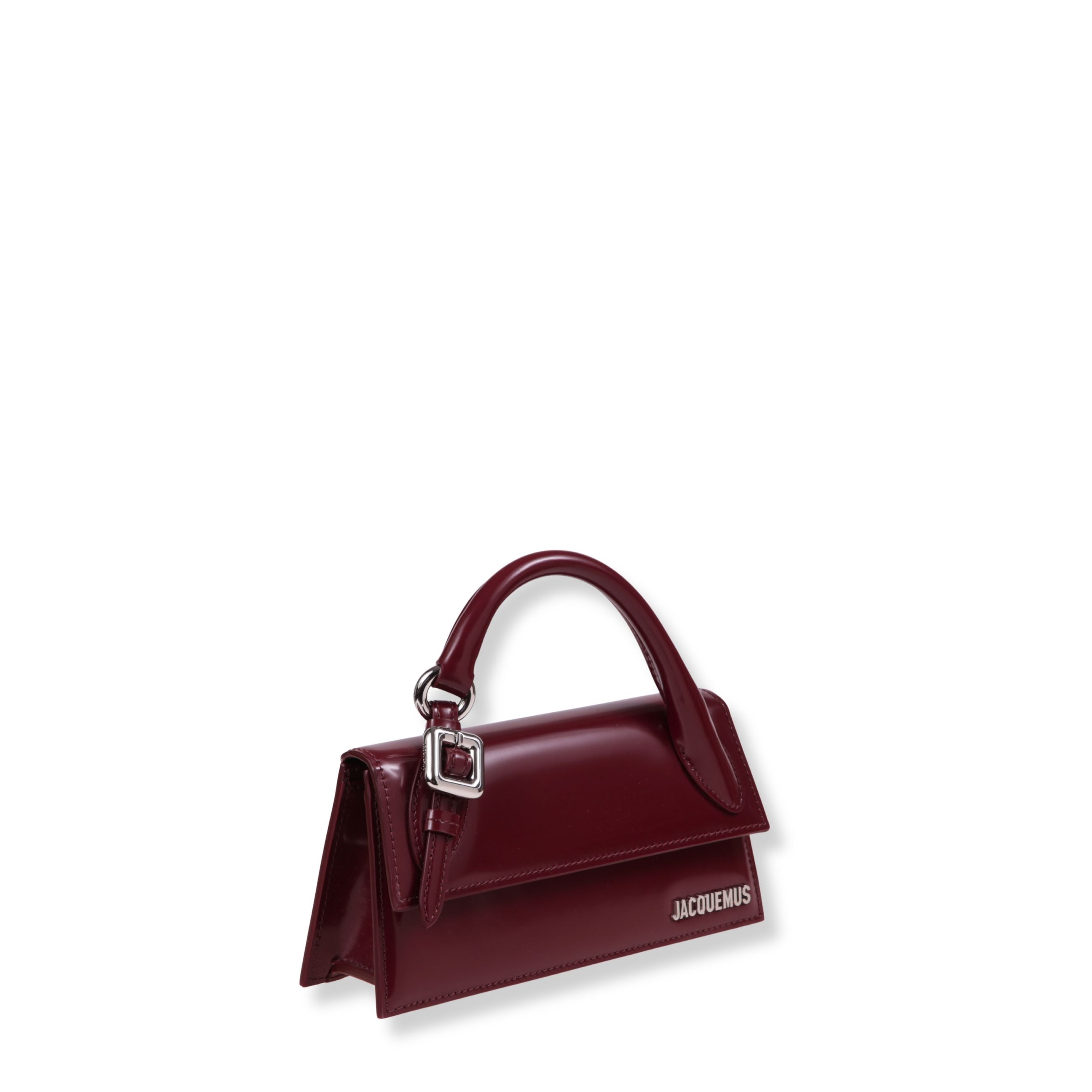 Le chiquito long boucle jacquemus. design in pelle lucida con chiusura con patta frontale. manico ad arco superiore con fibbia metallica decorativa. dotata di tracolla regolabile rimovibile.