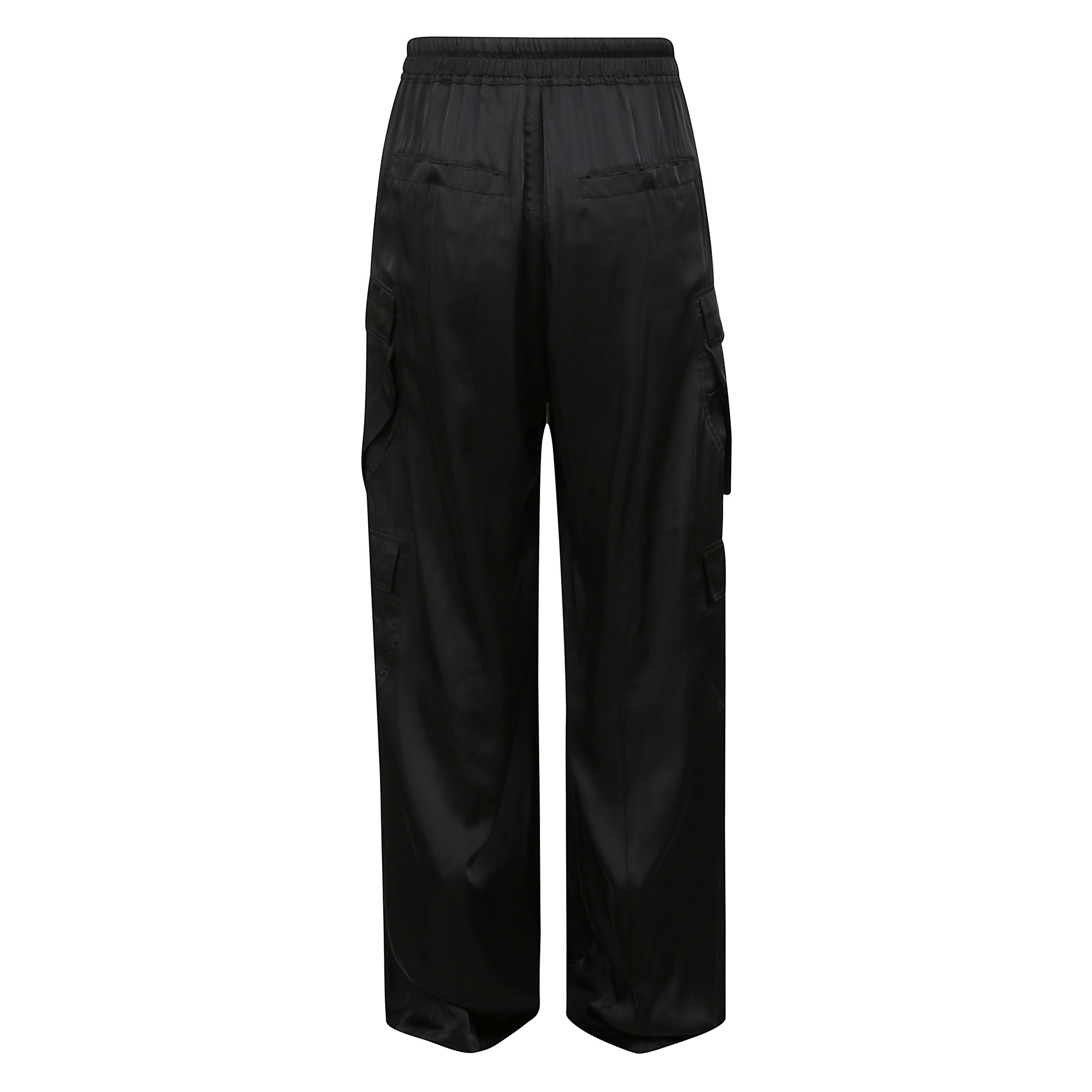 Pantaloni cargobelas full-length a cavallo basso e gamba larga a vita elasticizzata con coulisse e chiusura frontale, tasche laterali a filetto con rivetto, quattro tasche cargo smussate sulle gambe e due tasche posteriori a filetto con bottoni automatici