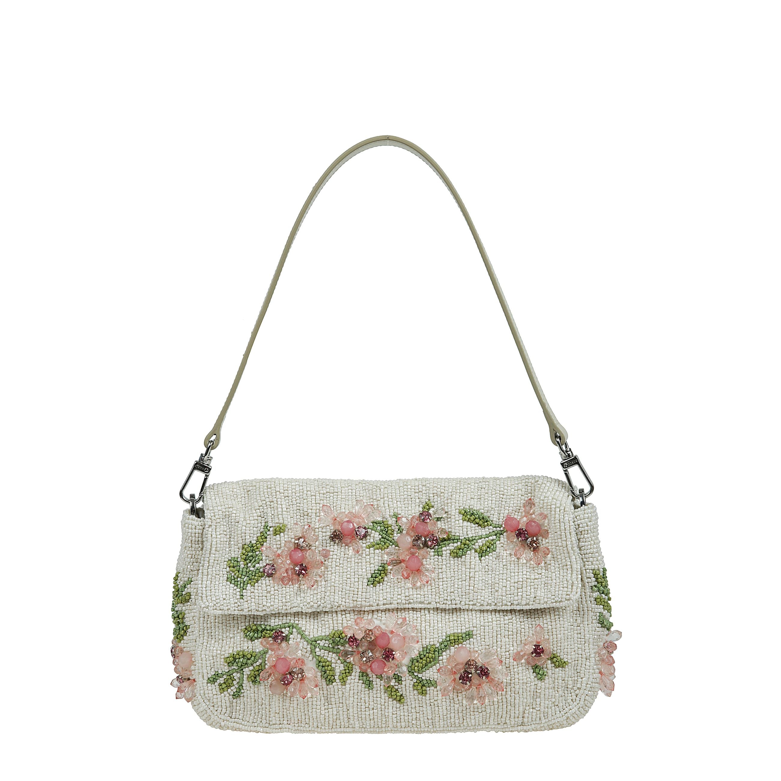 Borsa rettangolare di colore nero con battente nella parte superiore a chiusura magnetica, tracolla rimovibile, decorazione in coralli e paillette, motivo floreale.