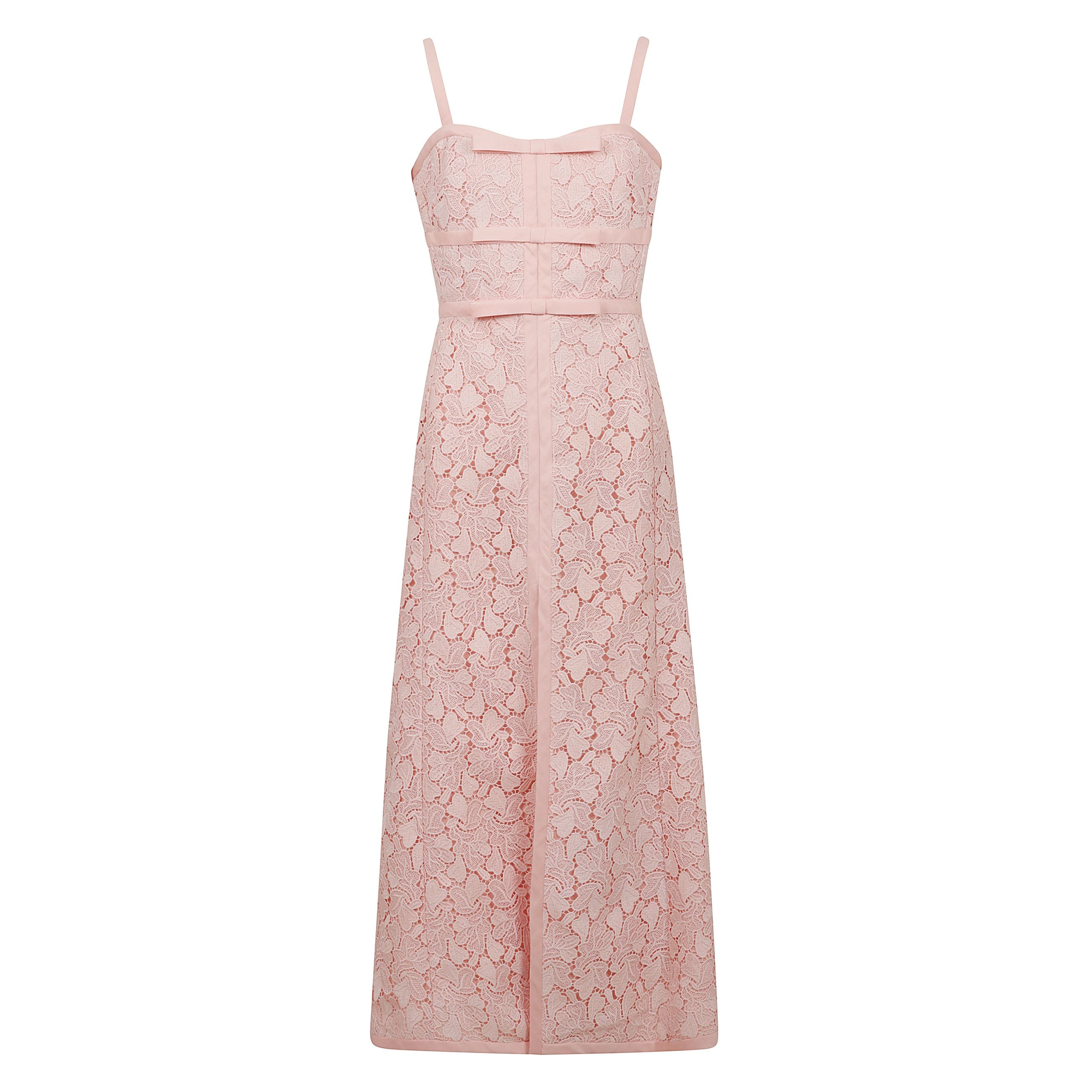 Questo abito midi macramé a quarzo rosa presenta tre fiocchi al busto. si nota che le cinghie non sono regolabili con chiusura a zip posteriore nascosta.