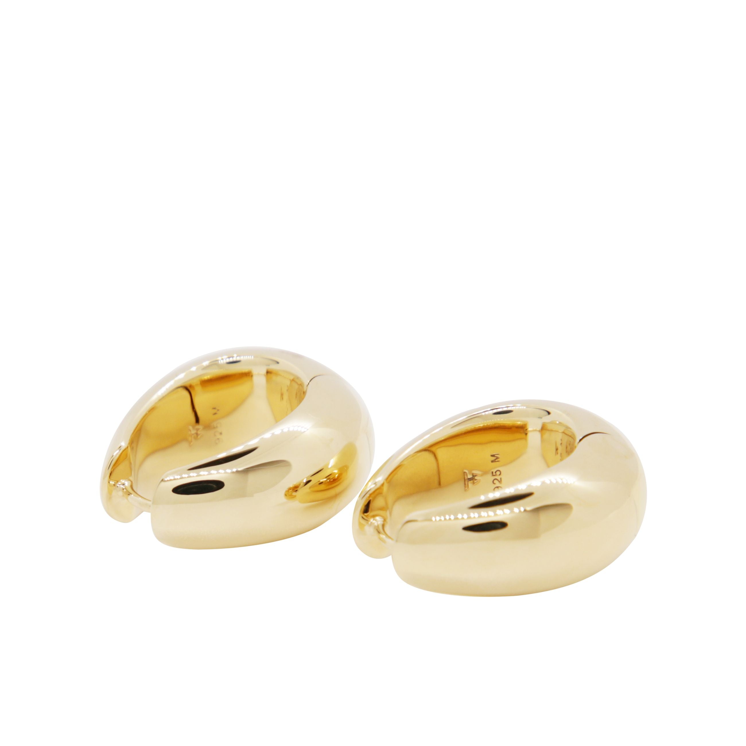 Un paio di orecchini a cerchio audaci e moderni.