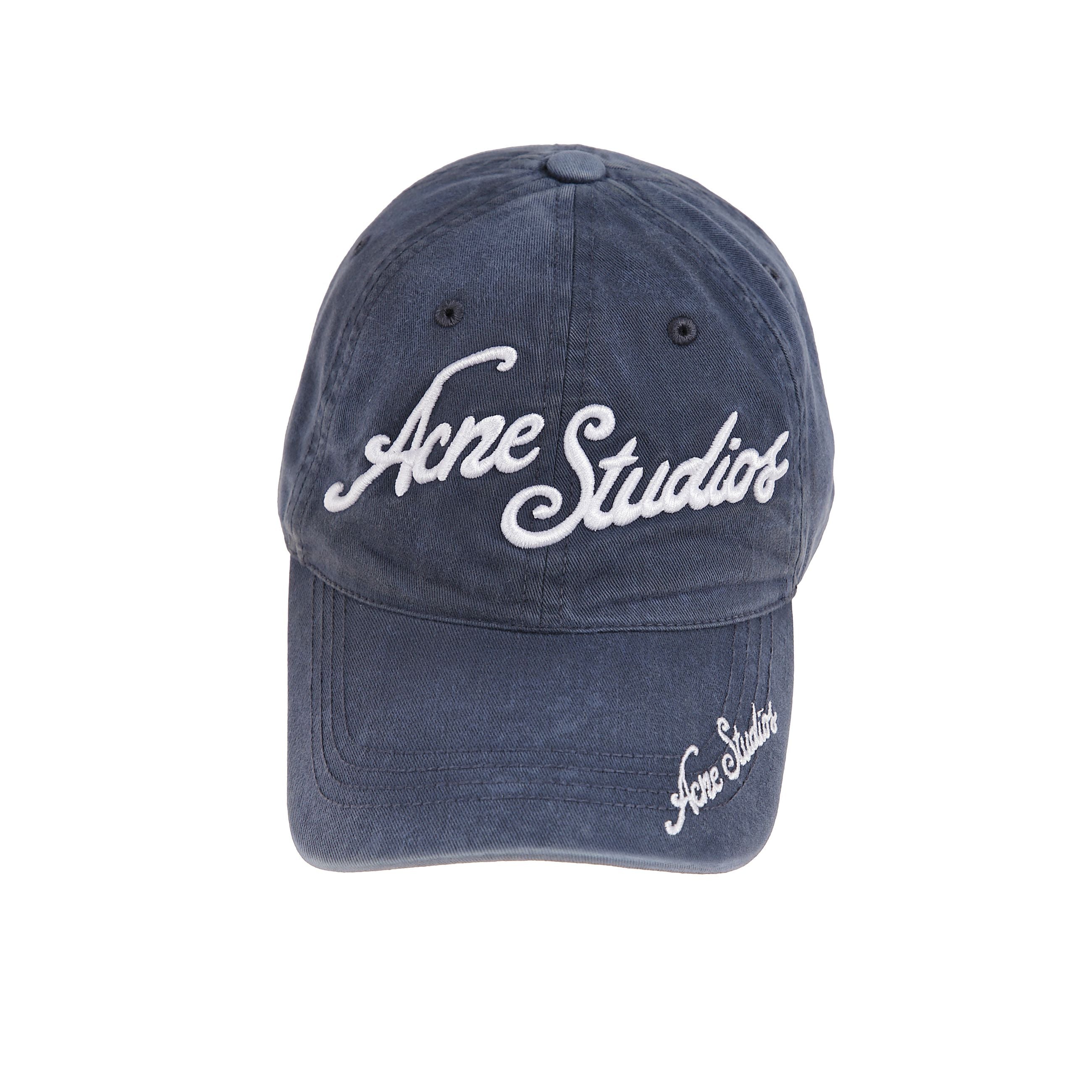 Cappellino da baseball in cotone twill biologico lavato, con logo acne studios ricamato in 3d sul davanti. presenta visiera arrotondata con firma ricamata, occhielli ricamati per la traspirazione e chiusura regolabile con anello a d.