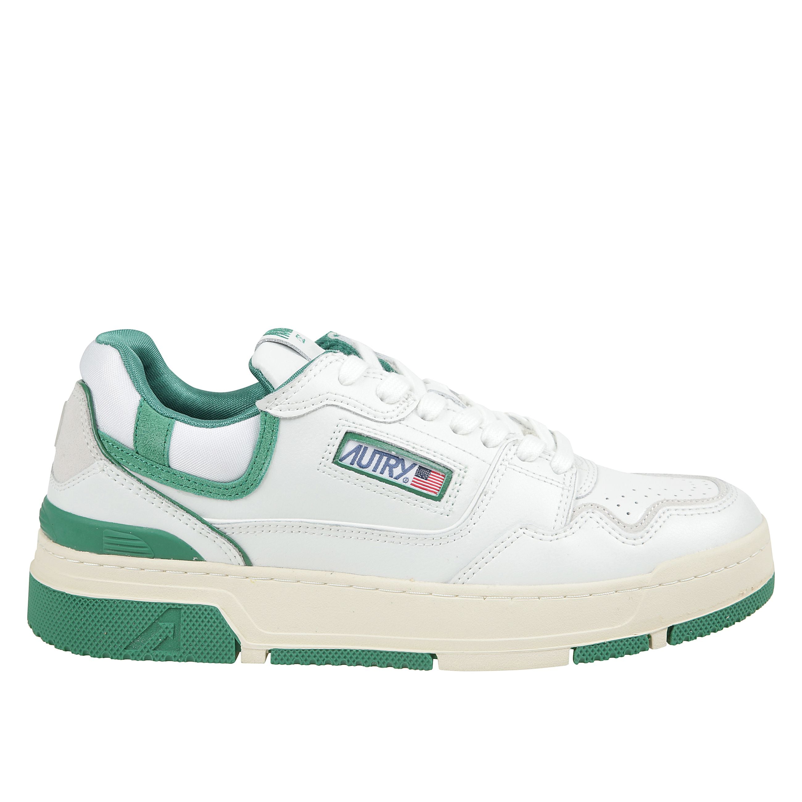 Rivisitazione dai volumi extra della classica medalist, la sneakers clc è l'acronimo di counter-lock-cord, il rinforzo alla caviglia tipico delle scarpe da basket.
questo modello da uomo è realizzato in pelle bianca con dettagli in suede verde, si carat