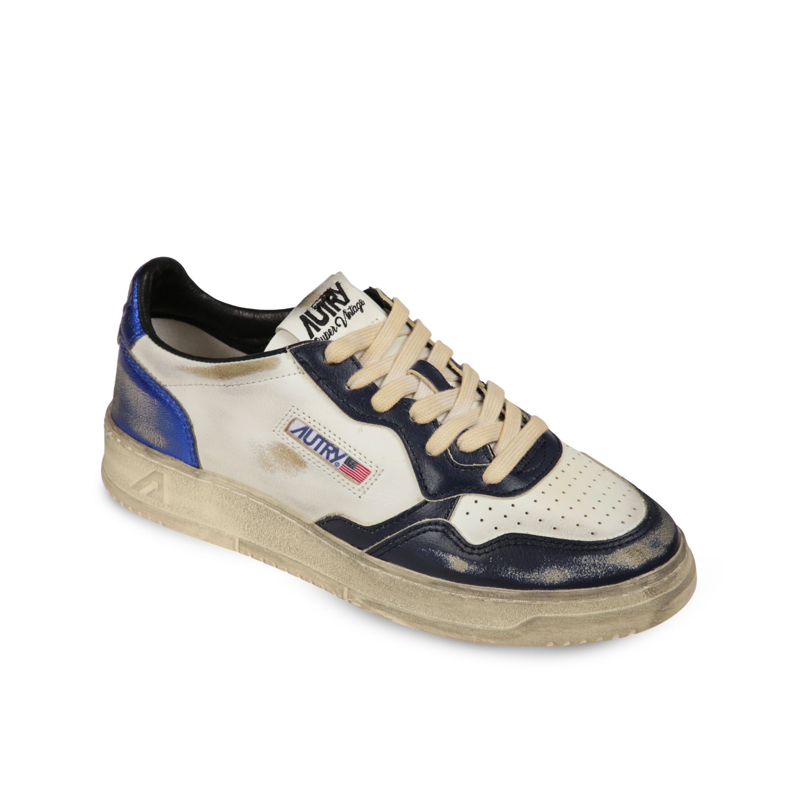 Sneakers autry medalist low super. struttura in pelle effetto vintage con inserti in pelle color blu ed azzurro. talloncino coordinato con il tallone.