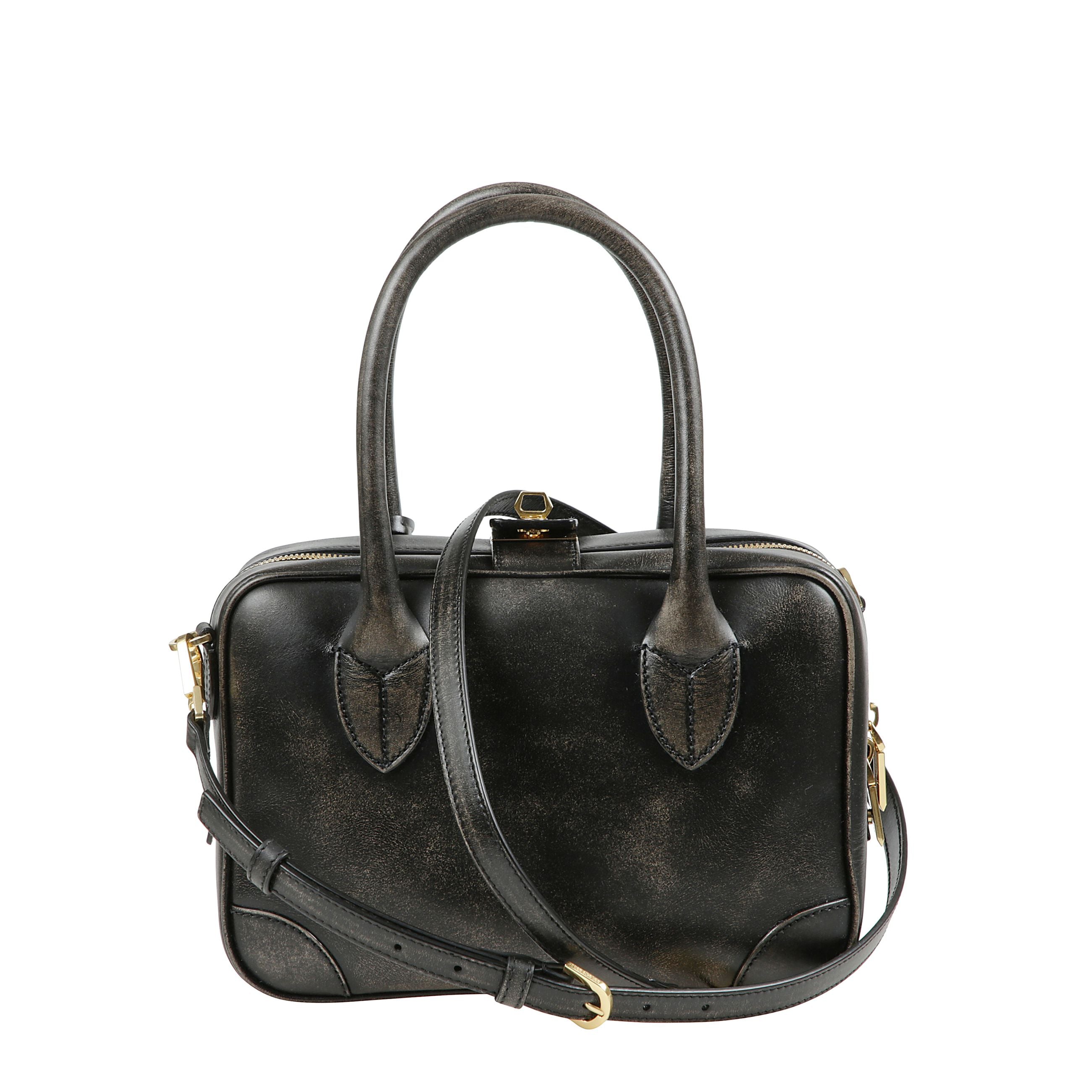 La vita bag è un omaggio all'epoca trionfale della dolce vita e ai suoi codici estetici che comunicano il desiderio di viaggiare. in pelle distressed di colore nero, questo modello si caratterizza per la doppia chiusura: a zip con doppio cursore e a chia