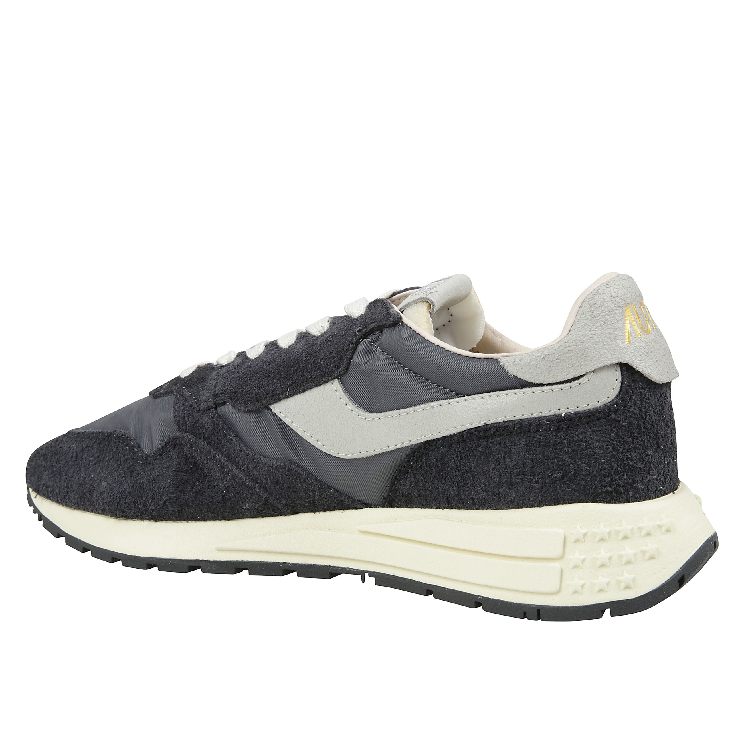 Innovativa, leggera ed estremamente flessibile, reelwind è la sneakers autry ispirata al mondo running. il modello da uomo è realizzato in un mix di suede e nylon nero con l'applicazione sui lati in pelle bianca.
progettata per un lifestyle dinamico, si