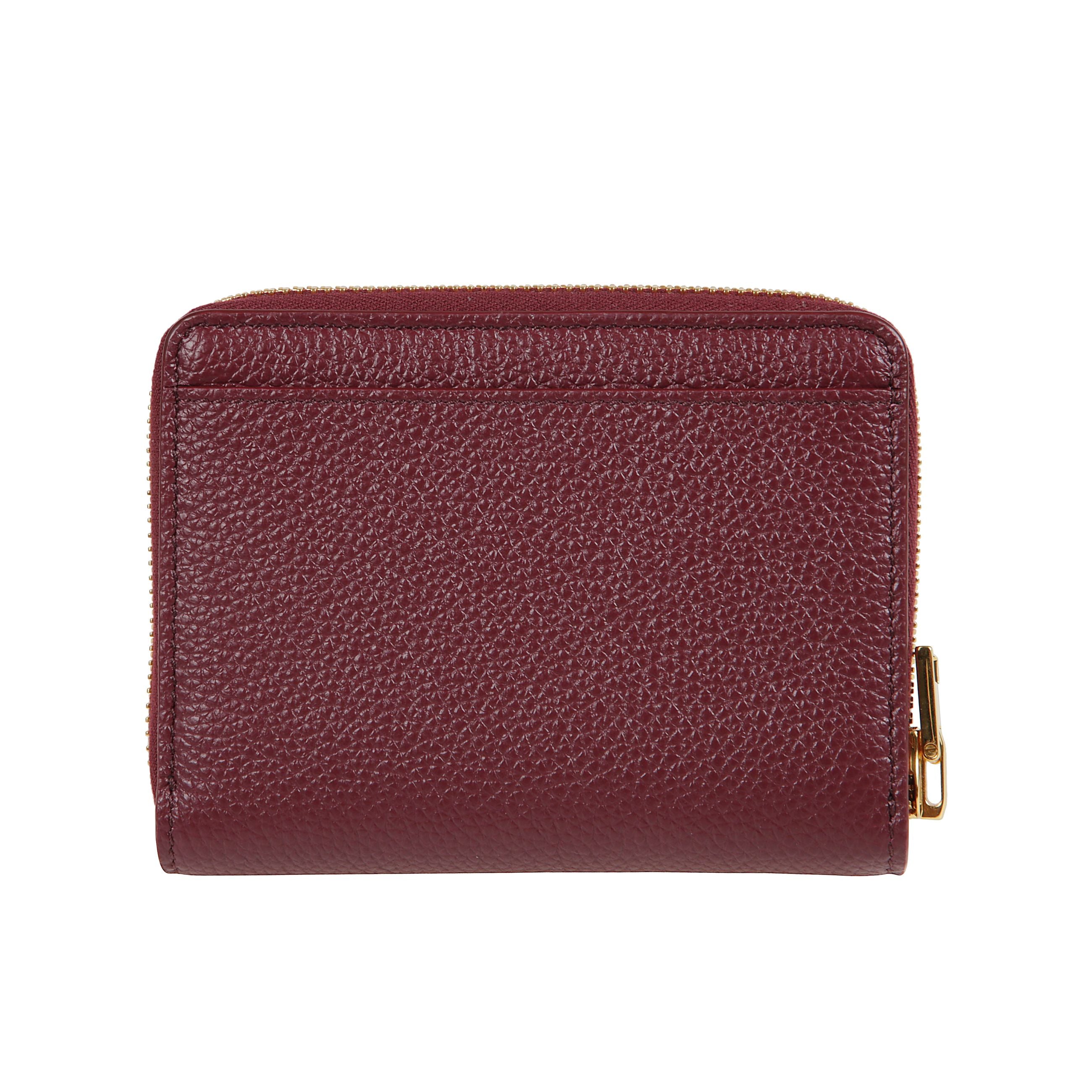 Portafoglio in pelle dal design compatto ed elegante con bordi smussati. fessure per tessere multiple e logo a contrasto con monogramma tf, distintive del brand tom ford.