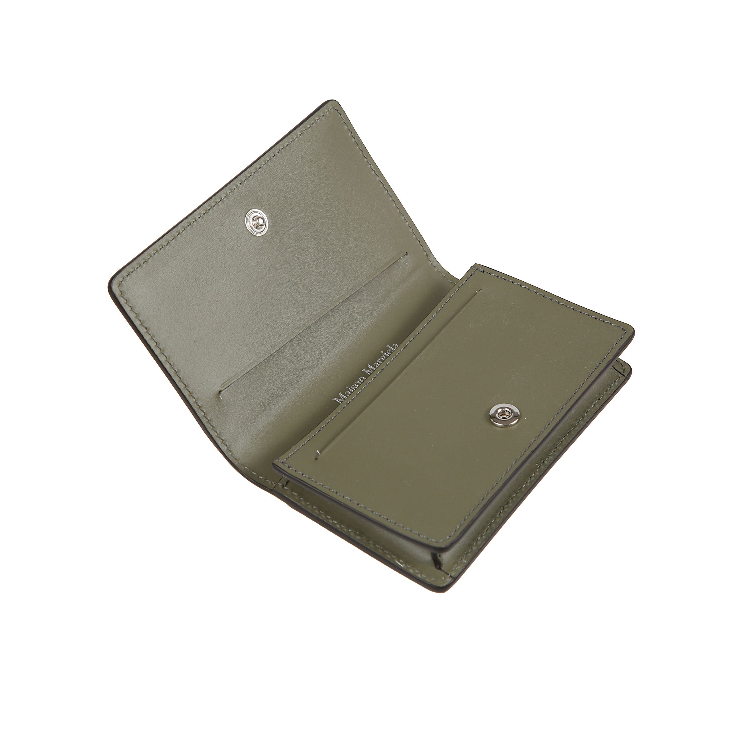 Portafoglio in pelle. quattro iconici punti bianchi a contrasto sul fronte. fessura esterna per carta. scomparto principale con due slot interni.