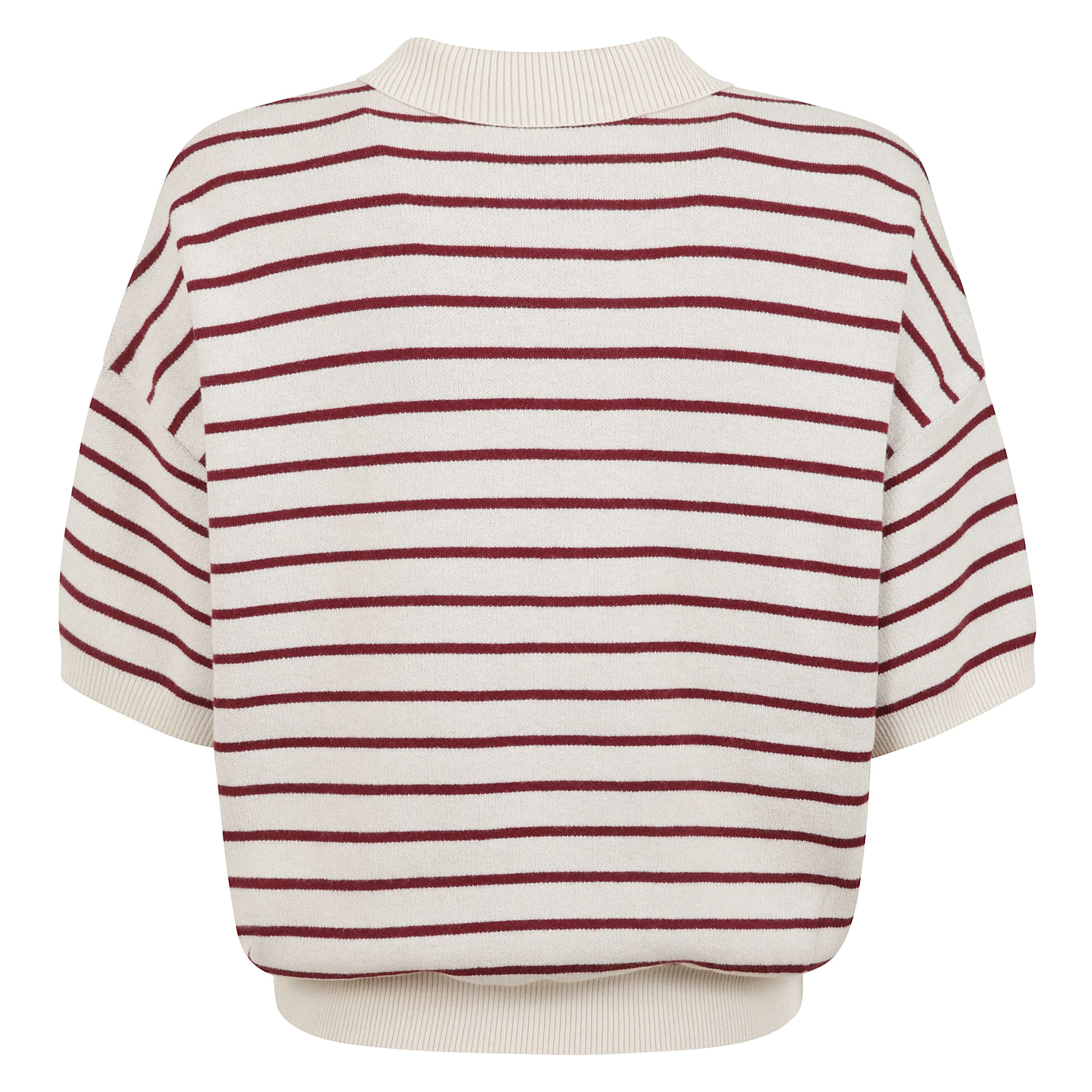 Polo oversize in maglia a righe orrizzontali con colletto classico e chiusura frontale a tre bottoni metallici. spalle scese, mezze maniche e bordi a costine definiscono una silhouette rilassata. completata dal patch logo applicato sul petto.