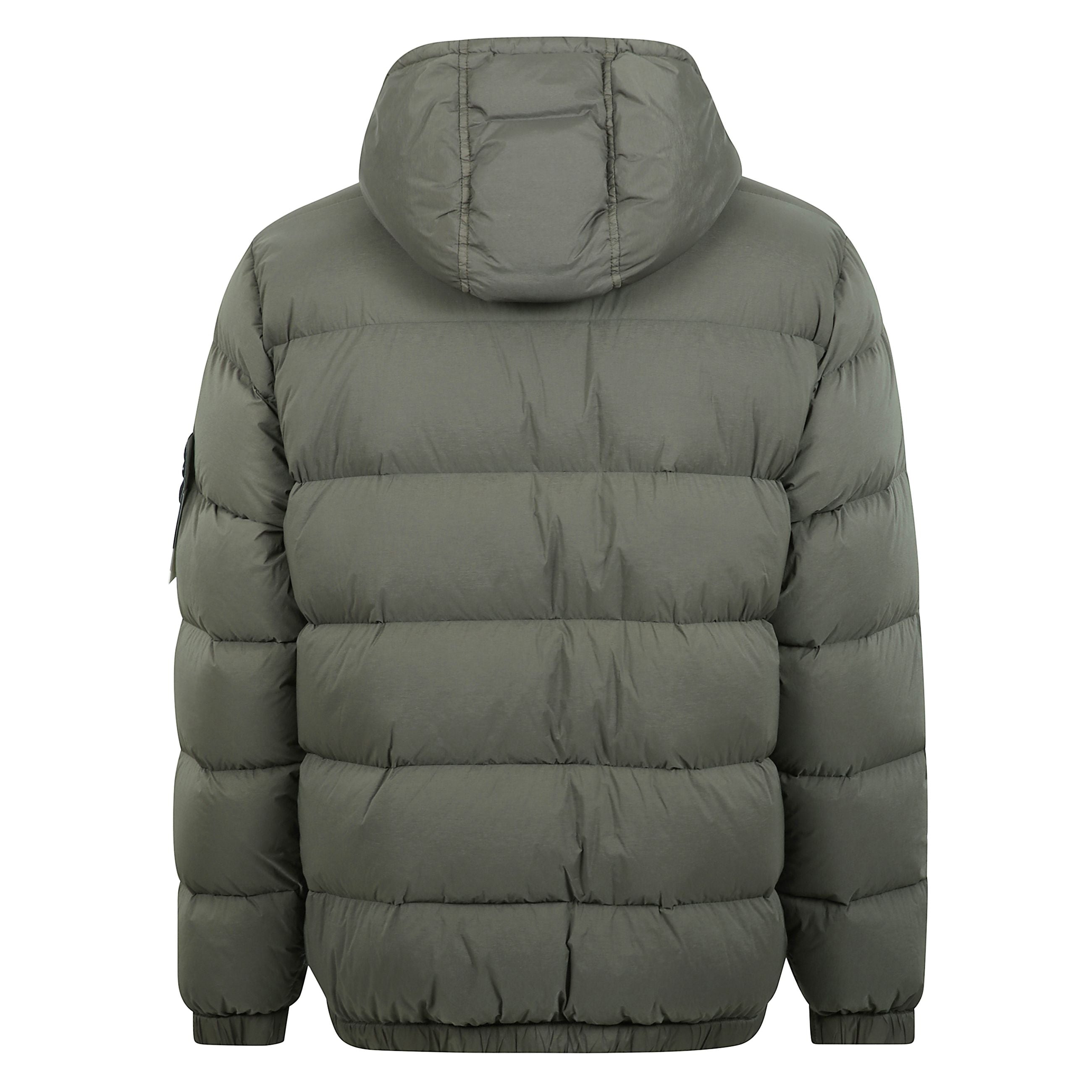 Giubbino imbottito a maniche lunghe con cappuccio regolabile. tasche frontali verticali con patta fissa tono su tono. polsini e fondo elasticizzati. chiusura con zip a doppio cursore. iconica patch del brand stone island sulla manica sinistra.