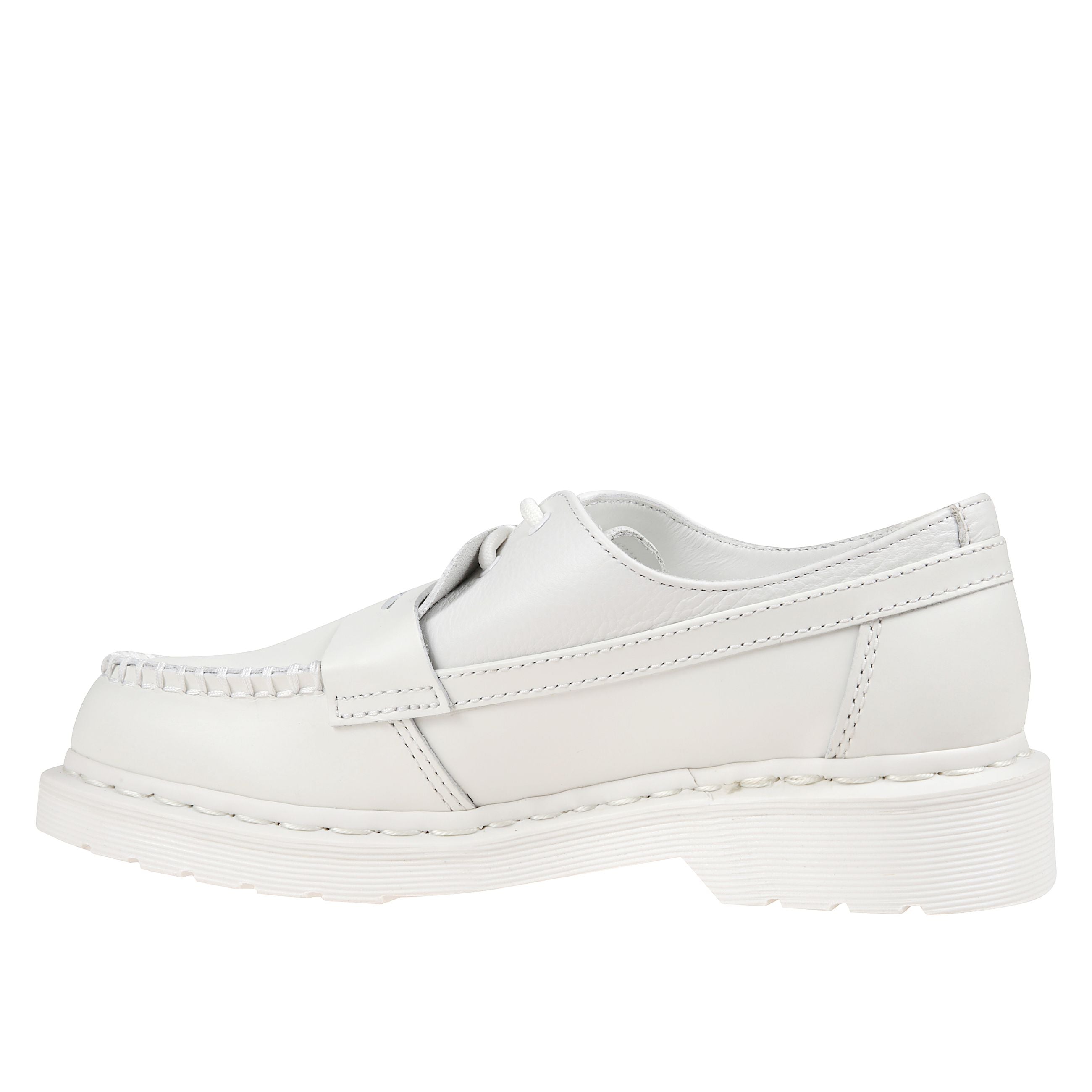 Mocassino ibrido mm6 maison margiela x dr. martens fw25. realizzato in pelle virginia e smooth total white, con cuciture tono su tono, impunture a vista e la classica suola in gomma bouncing di dr. martens. design decostruito e innovativo, perfetto per ch