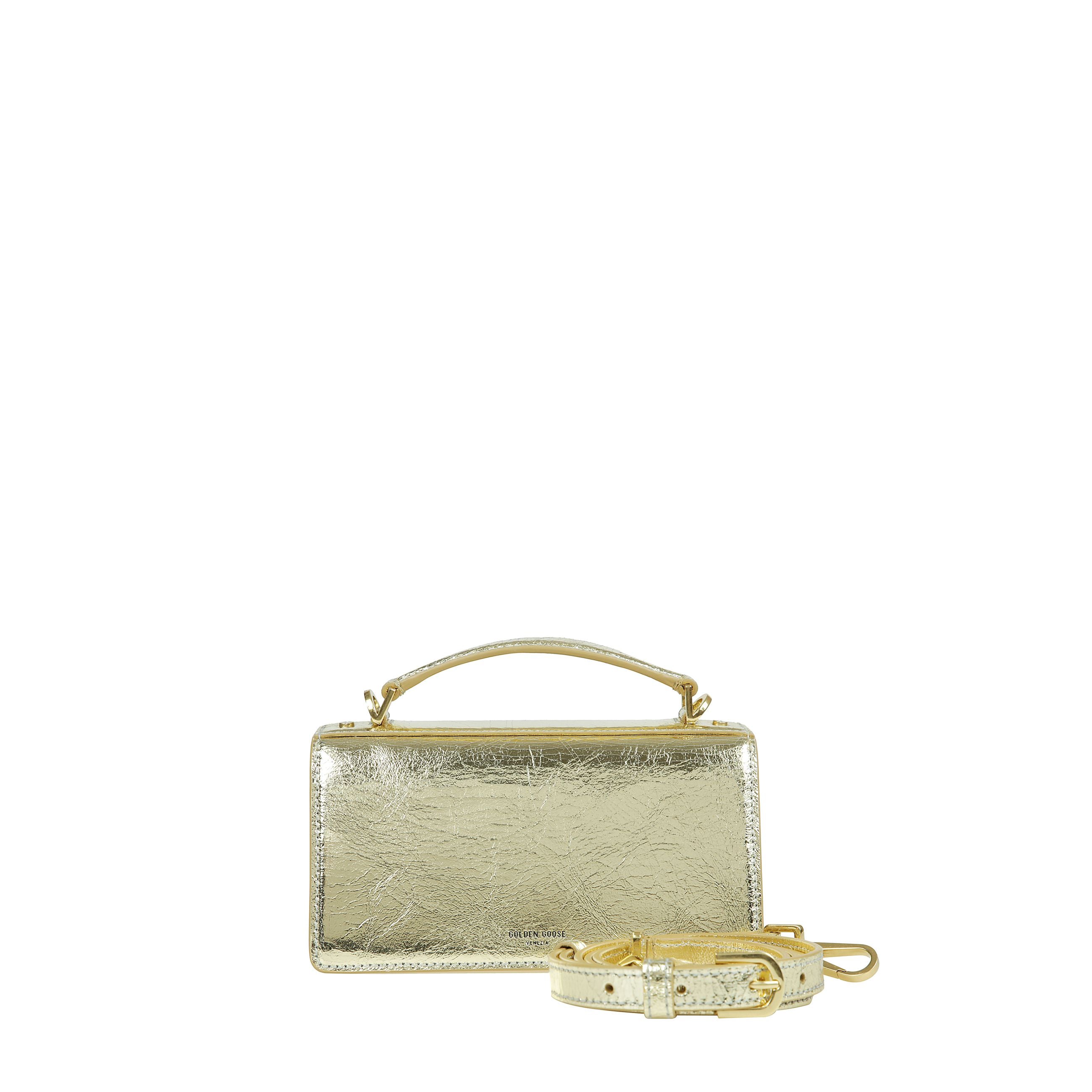 Funzionale ma sofisticata, la venezia bag è una dichiarazione di eleganza veneziana, che invita a portare con sé un pezzo della sua anima, ovunque. in pelle laminata di colore oro, questo modello in versione small si caratterizza per la chiusura con fib