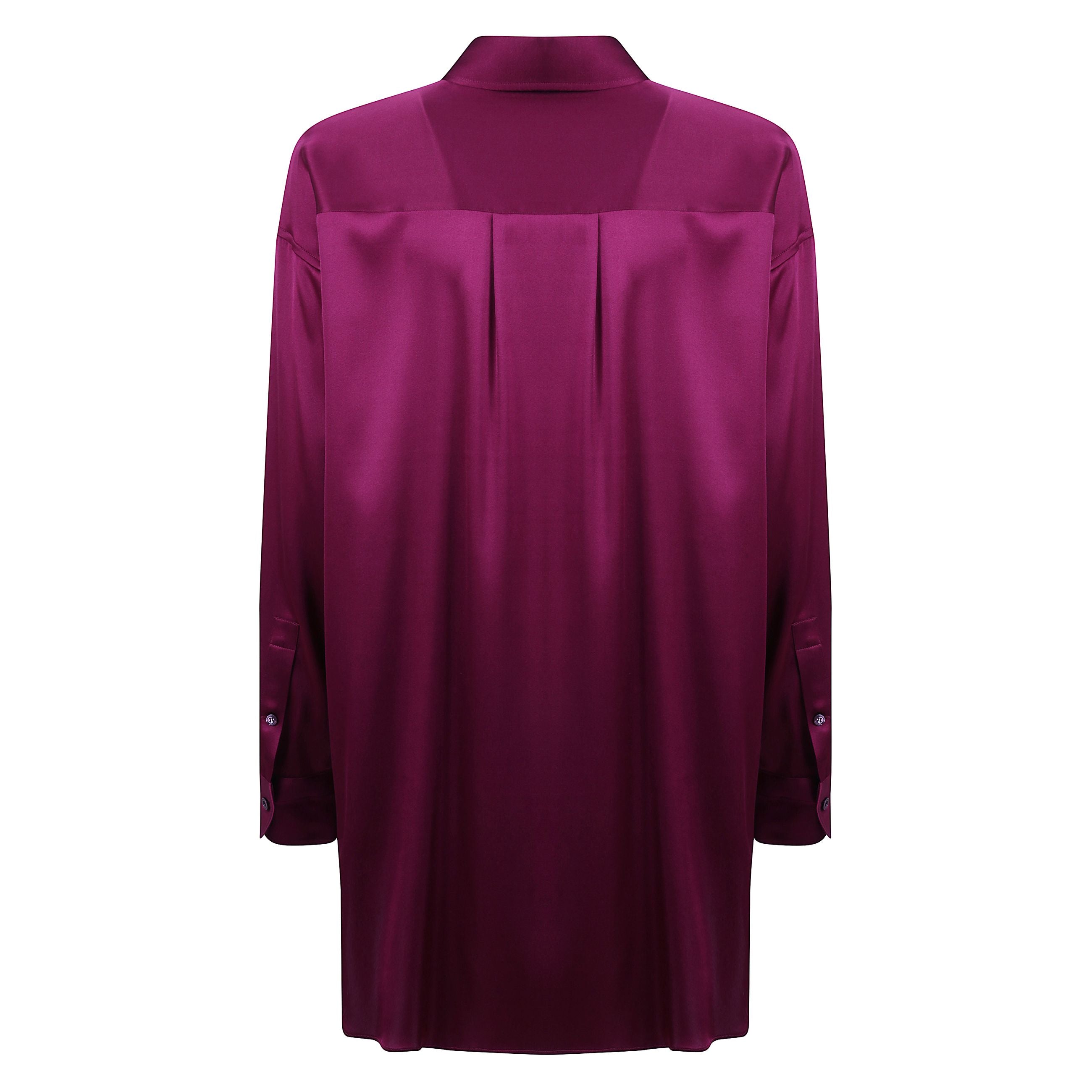 Camicia a manica lunga in satin di seta stretch con vestibilità ampia. chiusura frontale con bottoni in madreperla tono su tono. polsini con bottoni. dettaglio di spalla posteriore.