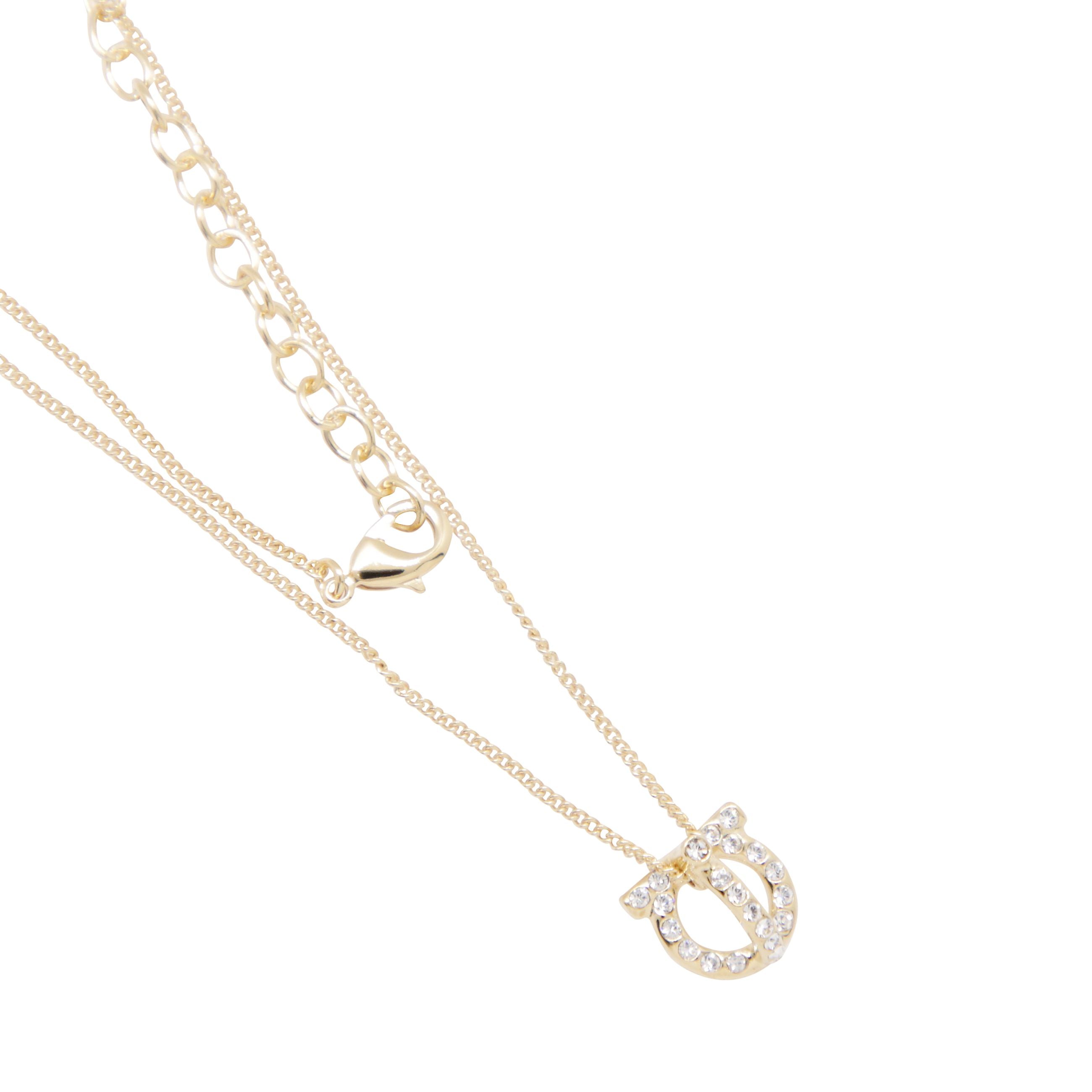 Collana con mini pendente gancini realizzato con forma tridimensionale. decorato da micro cristalli applicati dall'effetto pavé, è l'accessorio ideale per mise giovani e attuali.