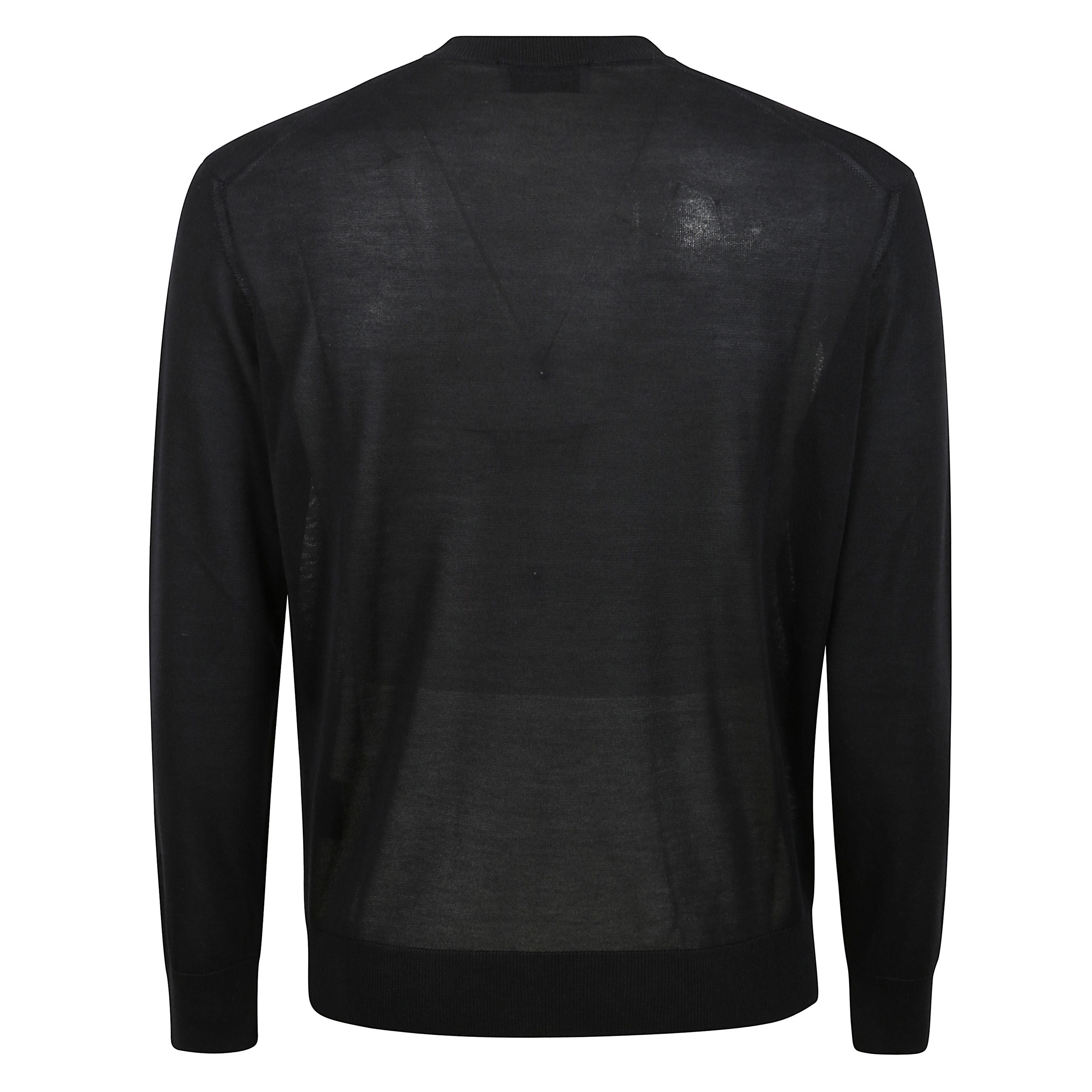 Maglia girocollo dal fit regular realizzata in leggero filato di lyocell ed è impreziosita dal logo traforato del brand sul fondo.