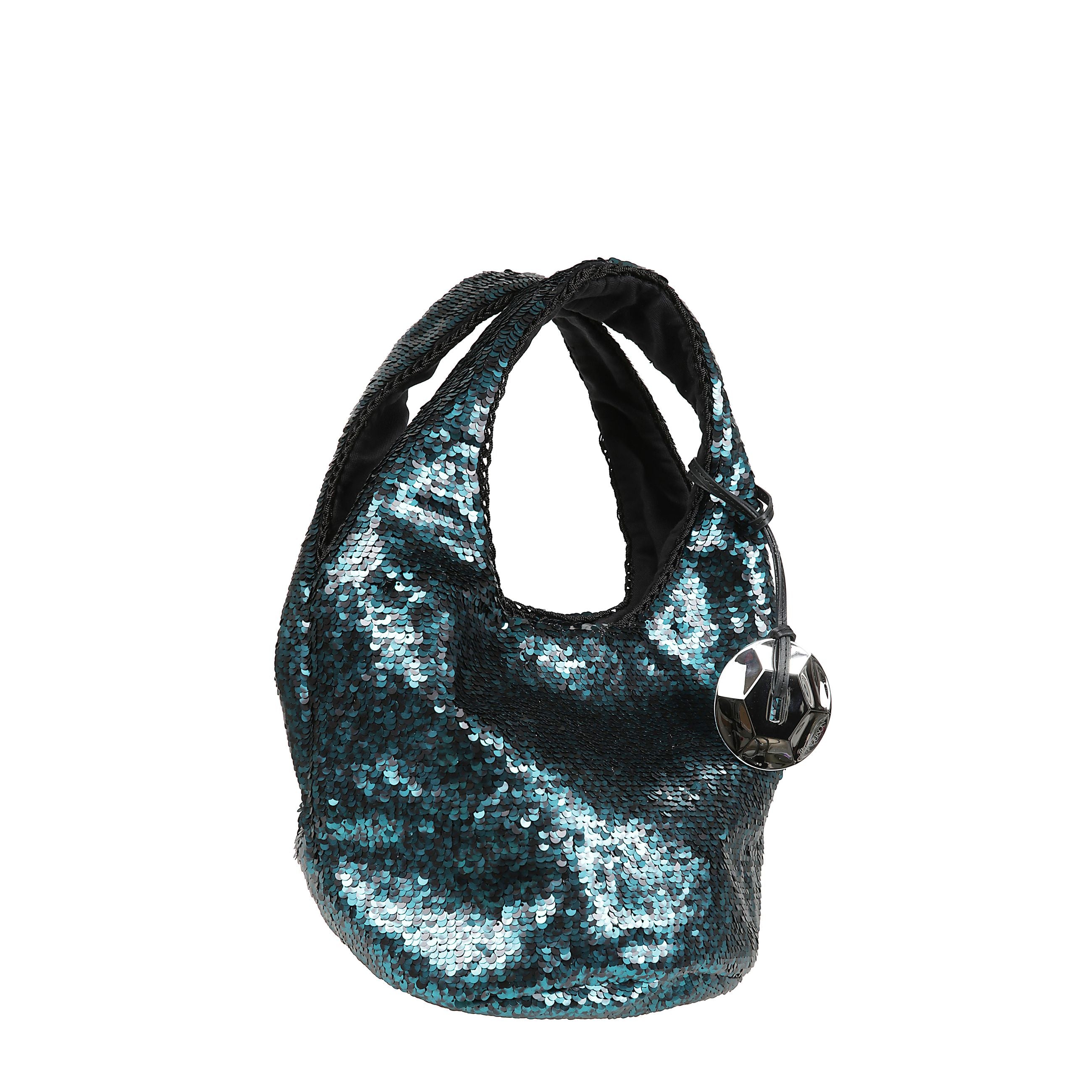 Shopper sequin mini realizzata con paillettes all-over, con scomparto unico, doppio manico e ciondolo metallico logato