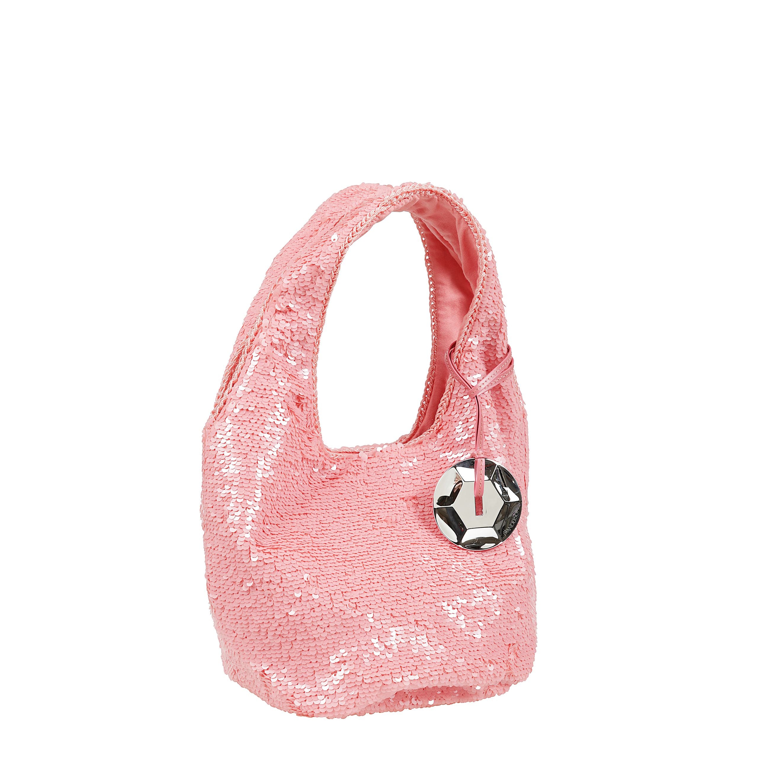 Shopper sequin mini realizzata con paillettes all-over, con scomparto unico, doppio manico e ciondolo metallico logato