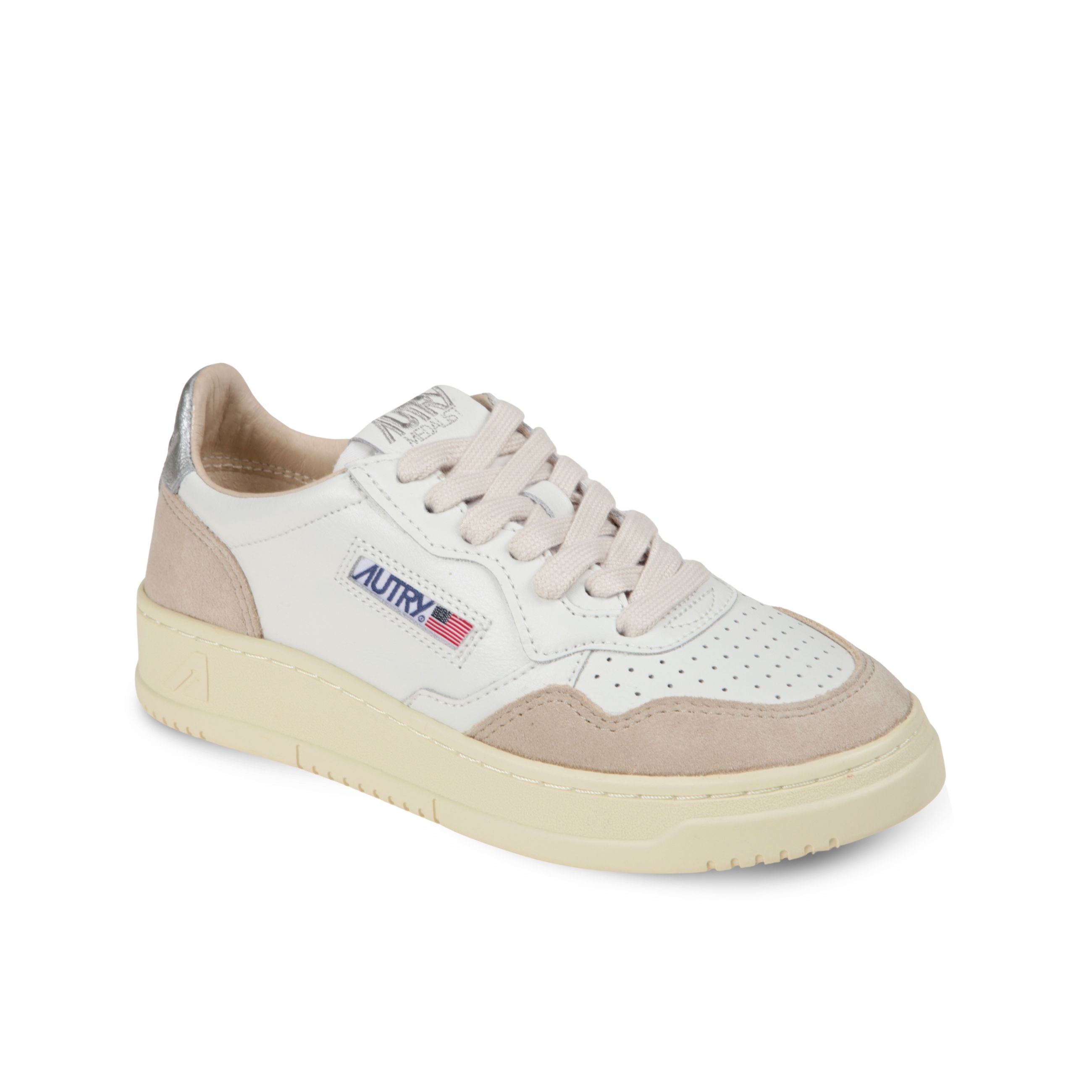 Sneakers autry medalist low. design in pelle con microfori sul davanti ed inserti in camoscio. talloncino in pelle metallizzata color argento.