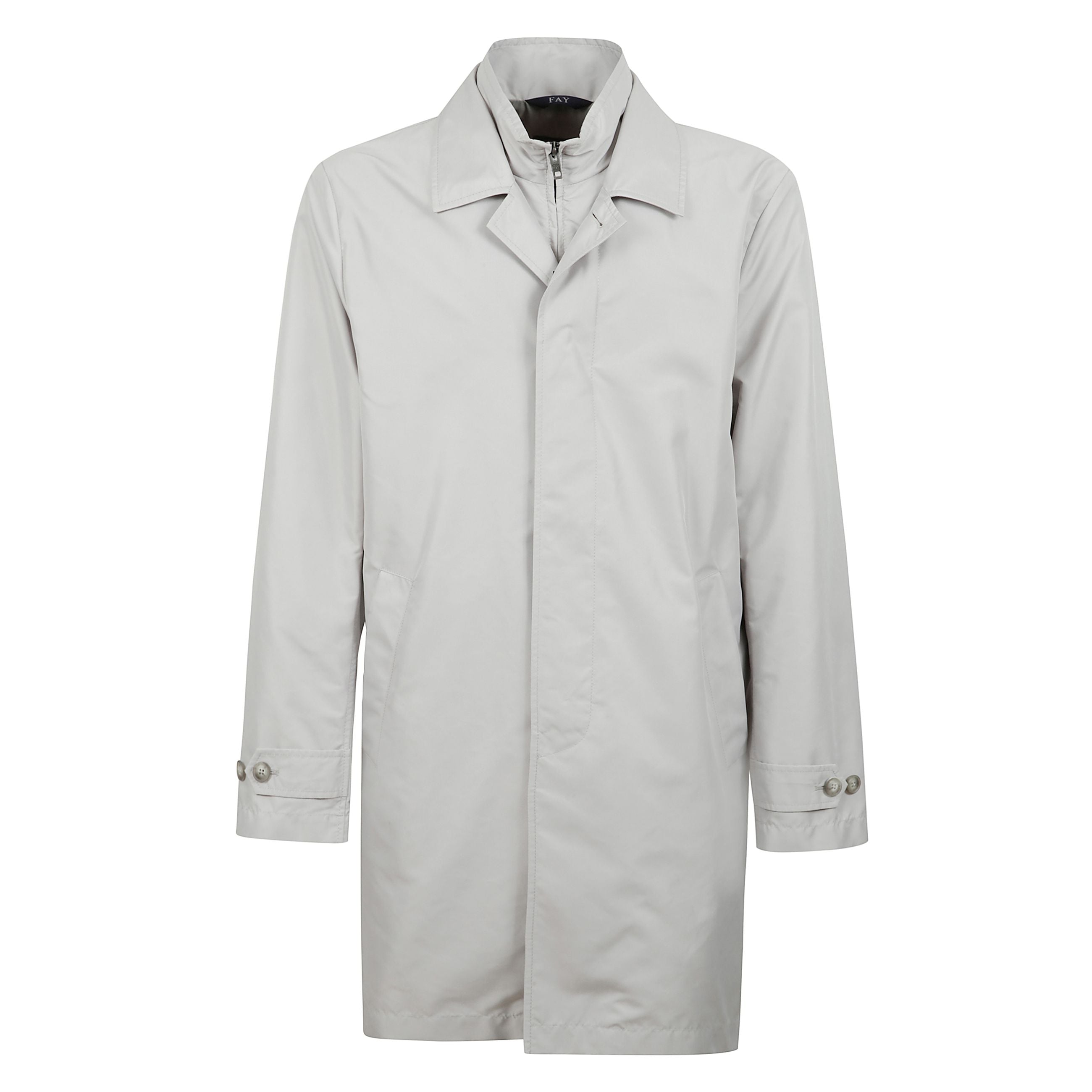 Capospalla modello double-front chiuso con zip e bottoni nascosti. dotato di tasche a filetto e fondo manica con fascetta e bottone.