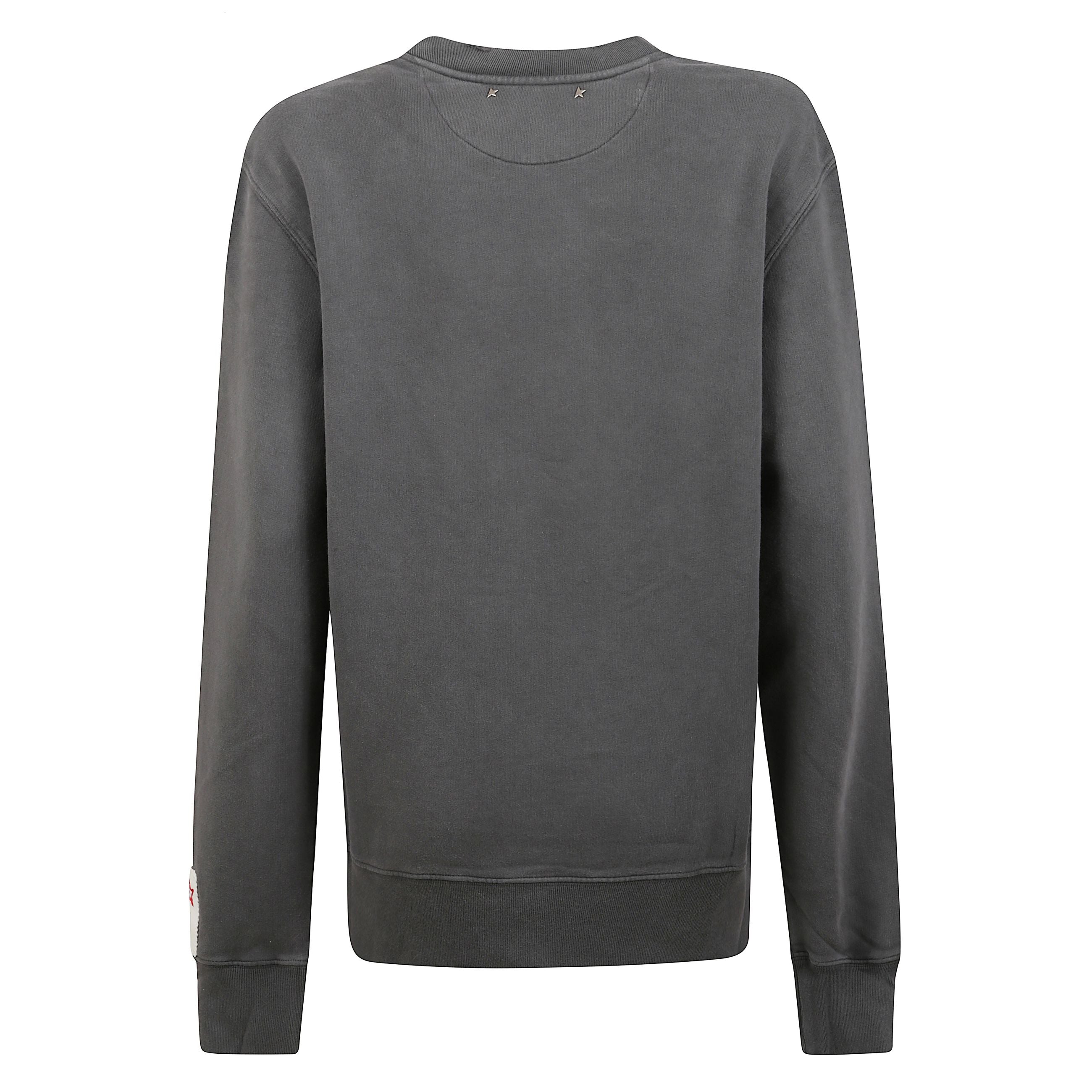 Felpa in grigio antracite con logo dorato sul davanti e doppia stella dorata sul retro. maniche lunghe e vestibilità regolare con finitura effetto used.