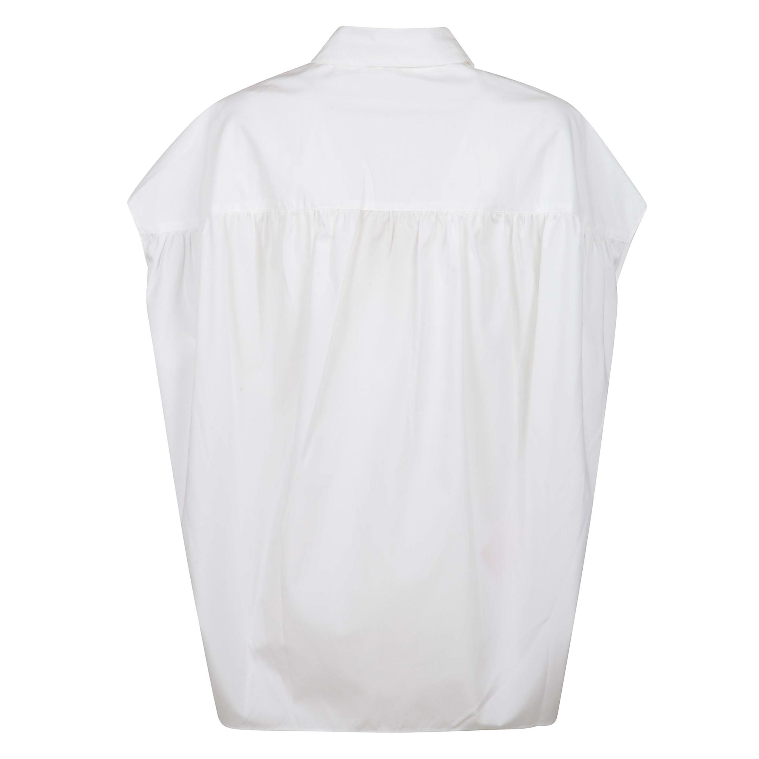 Camicia bianca smanicata con chiusura frontale a bottoni
e logo sul retro