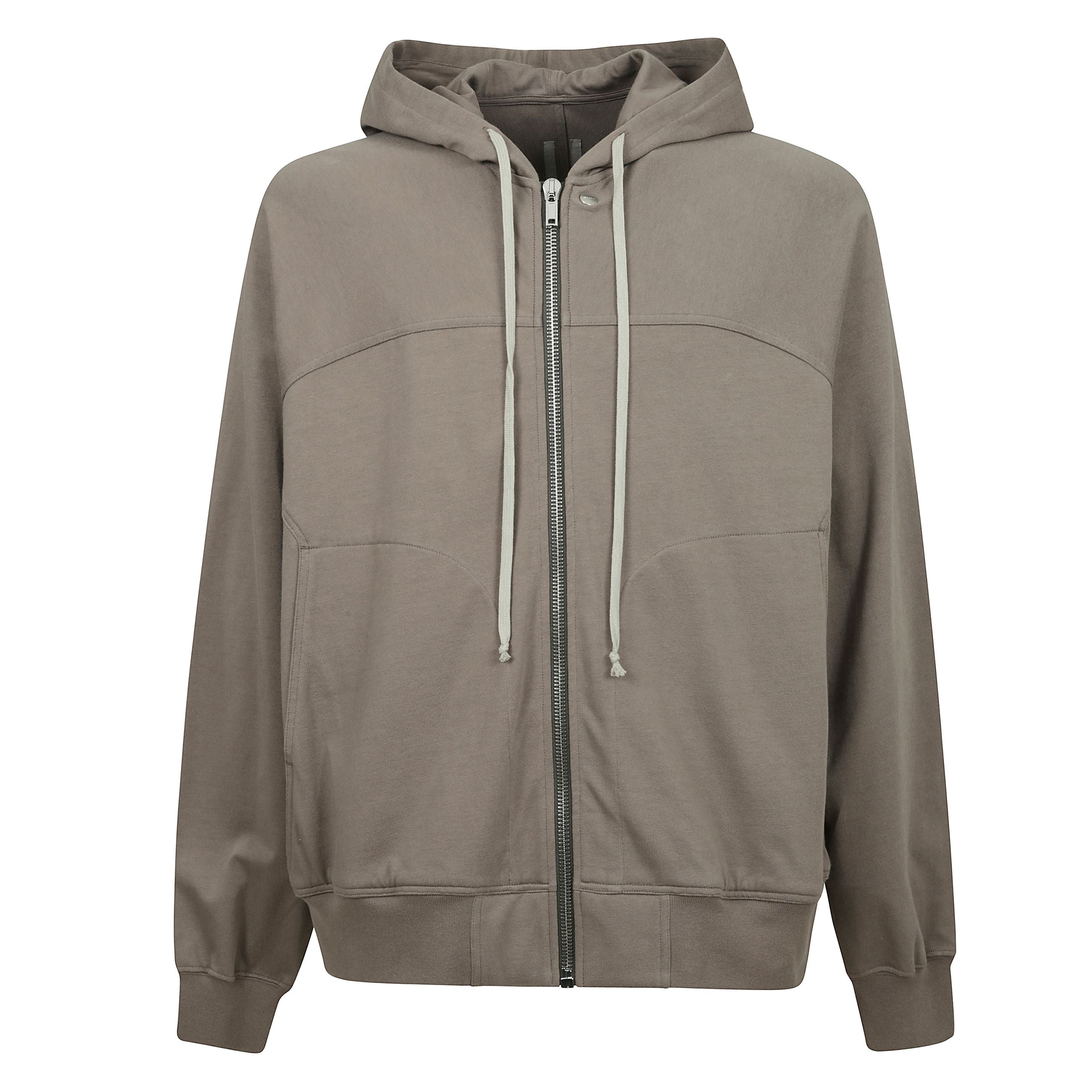 Vi presentiamo la felpa windbreaker della collezione di moda esclusiva, una creazione del rinomato designer rick owens. questa felpa d'eccezione, incanta con la sua vestibilità ampia e il cappuccio, sottolineando uno stile rilassato ma elegante.
realizza