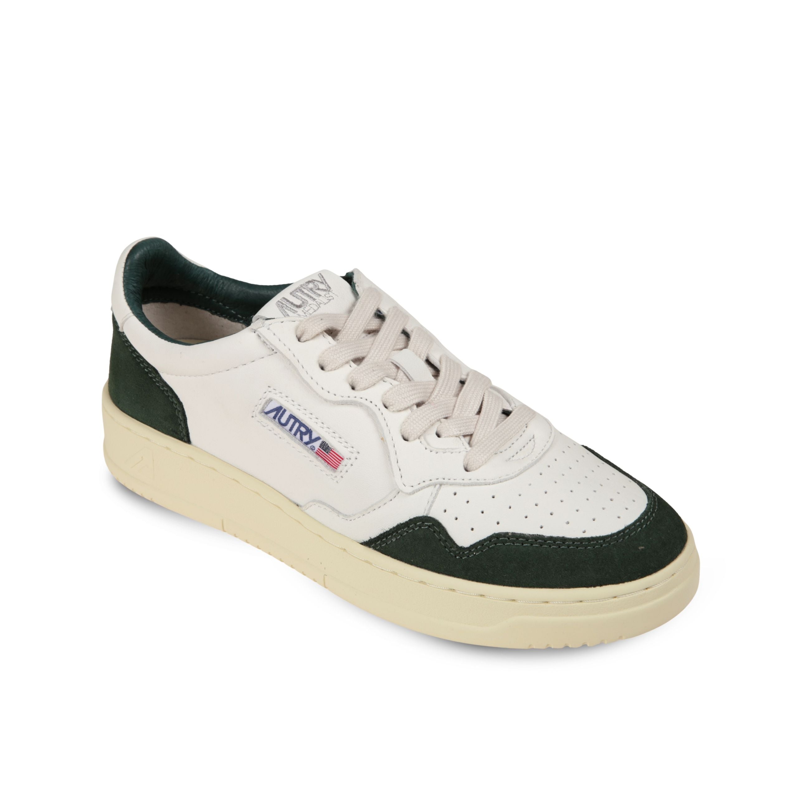 Sneakers autry medalist low. struttura in pelle con microfori sul davanti. inserti in camoscio in contrasto su punta e tallone.