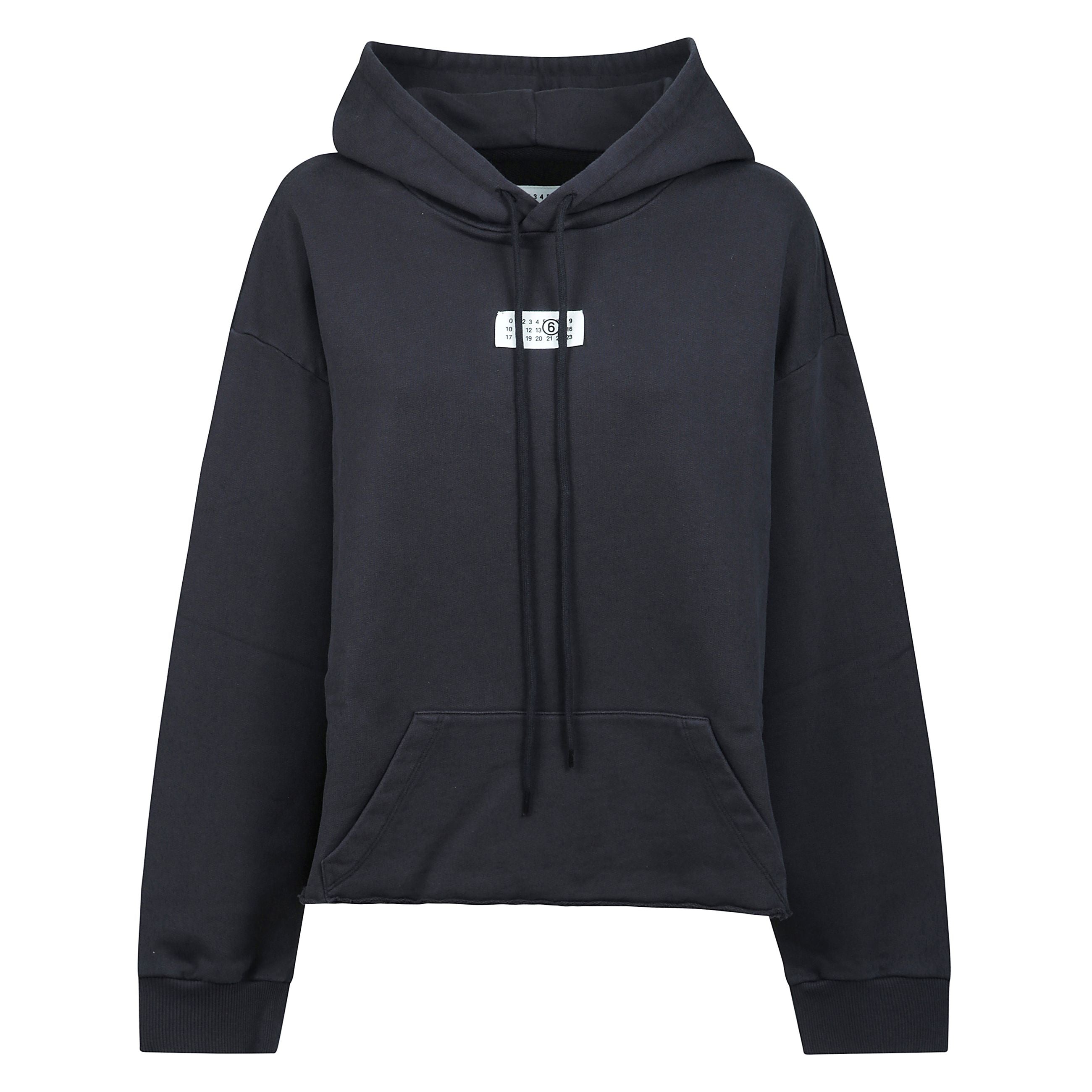 La felpa di mm6 si presenta con un design in tinta unita con mini etichetta logo numerico che evidenzia il brand. modello con cappuccio, maniche lunghe, coulisse e orlo dritto.